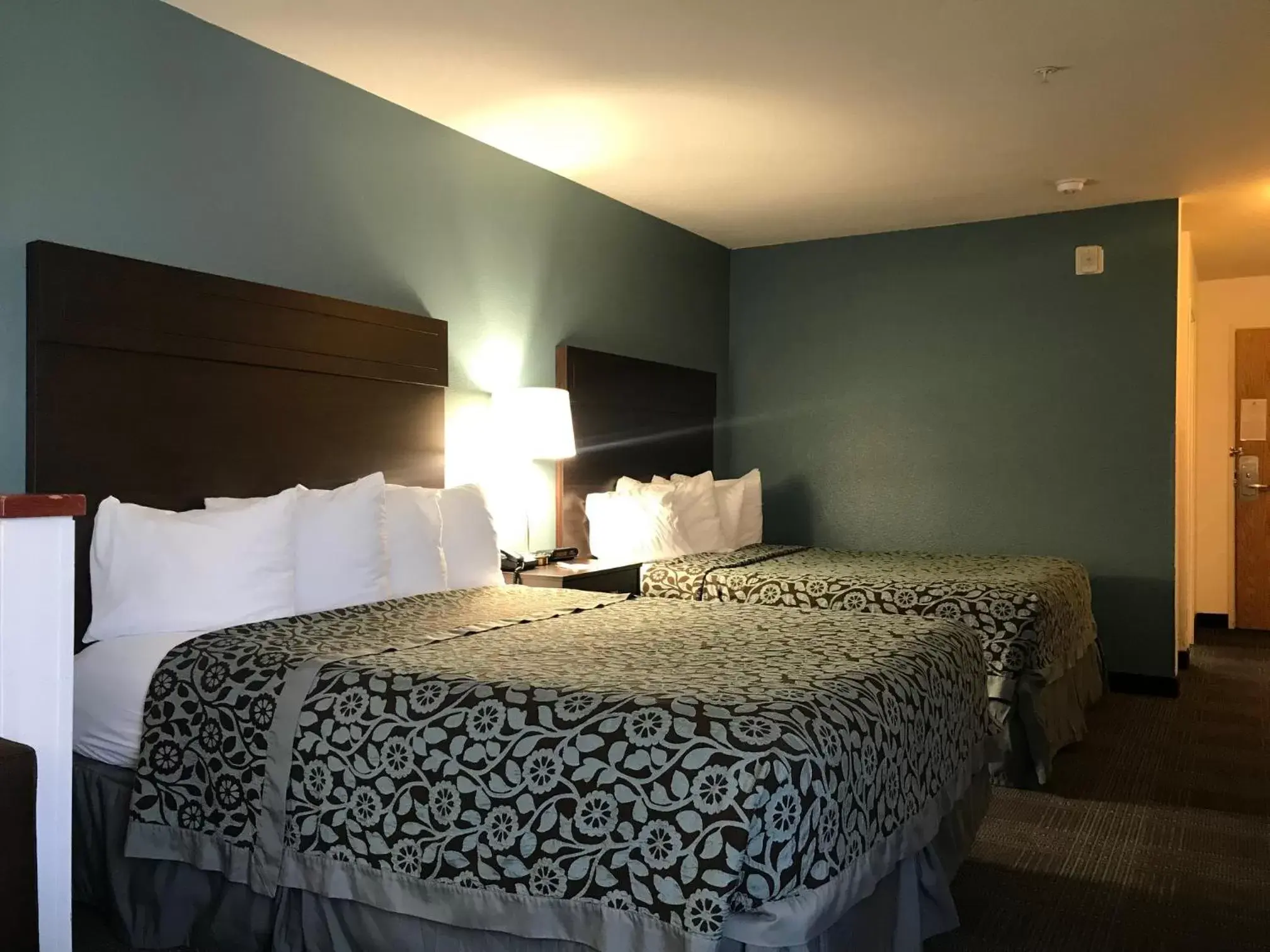 Bed in Days Inn & Suites by Wyndham Gresham