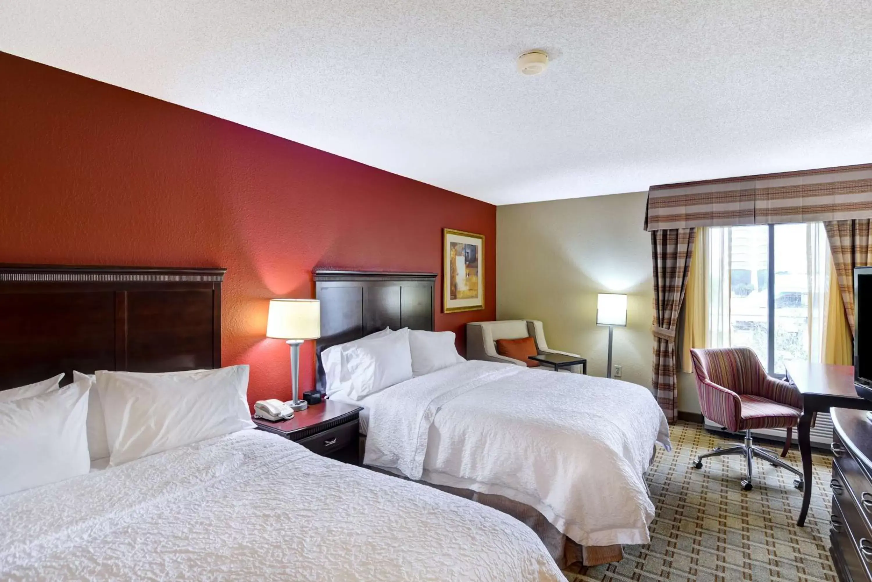 Bedroom, Bed in Hampton Inn Jacksonville - I-95 Central