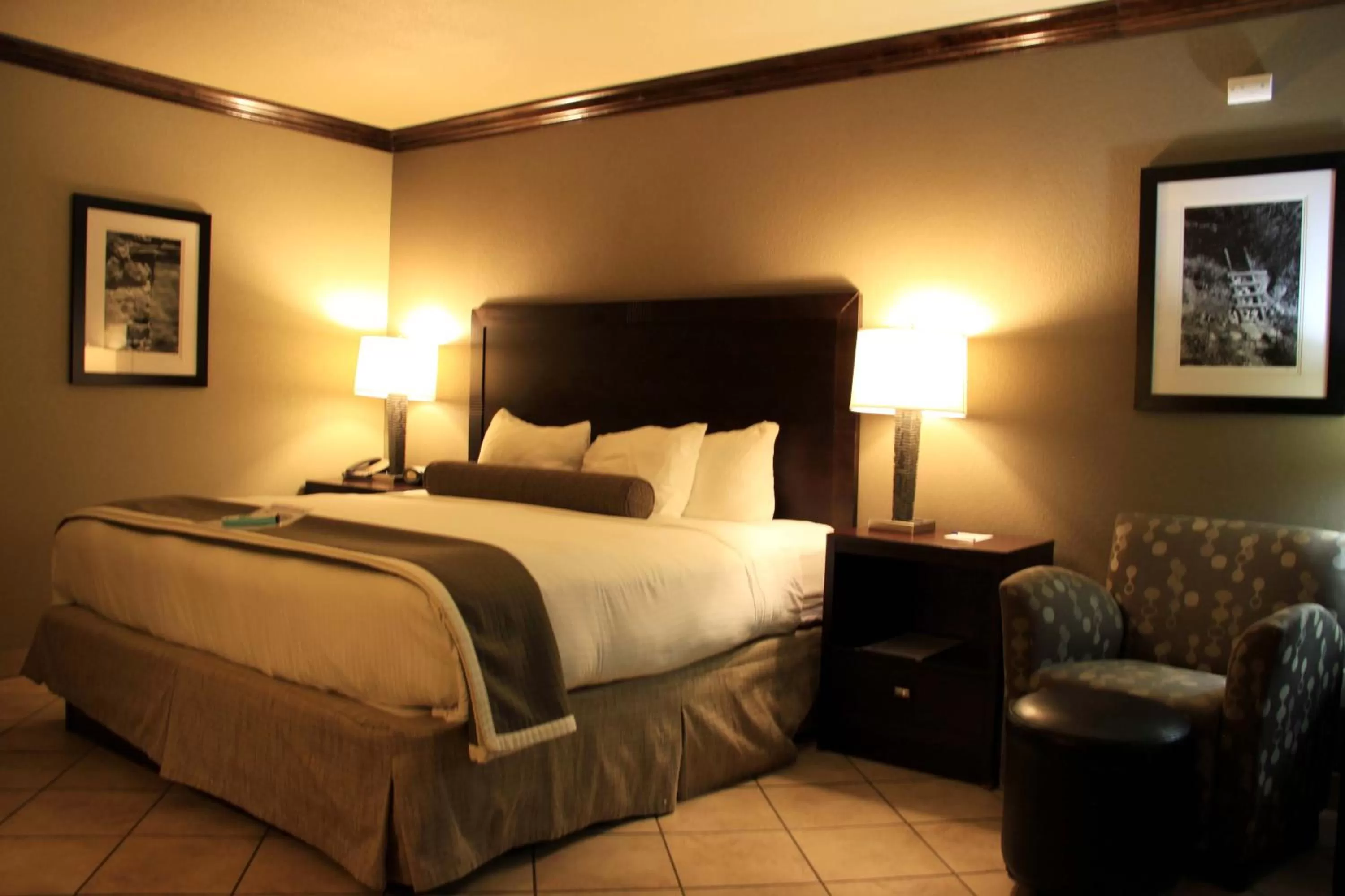 Bedroom, Bed in Best Western Plus Raton Hotel