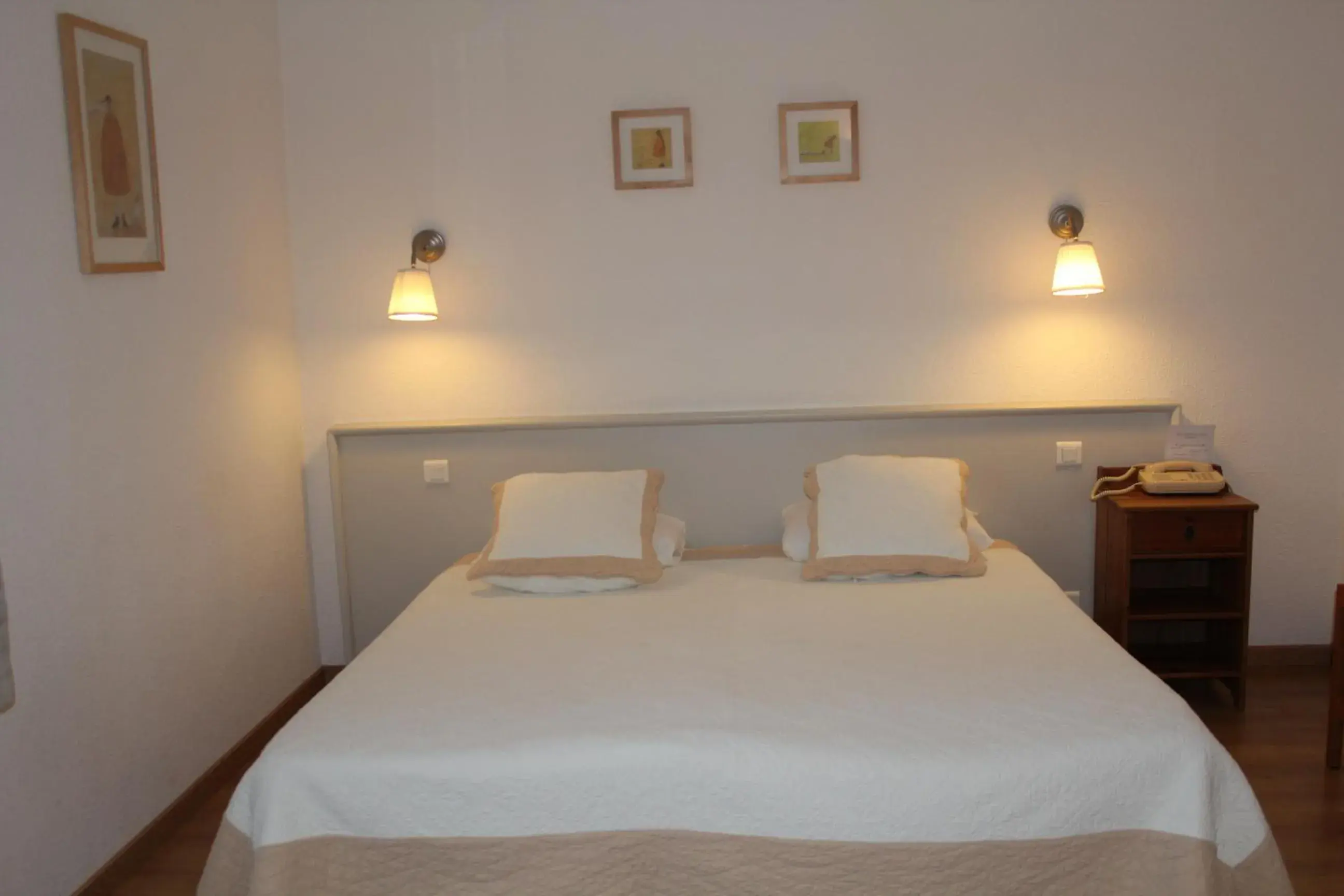 Bedroom, Bed in Hôtel Le Clos des Pins