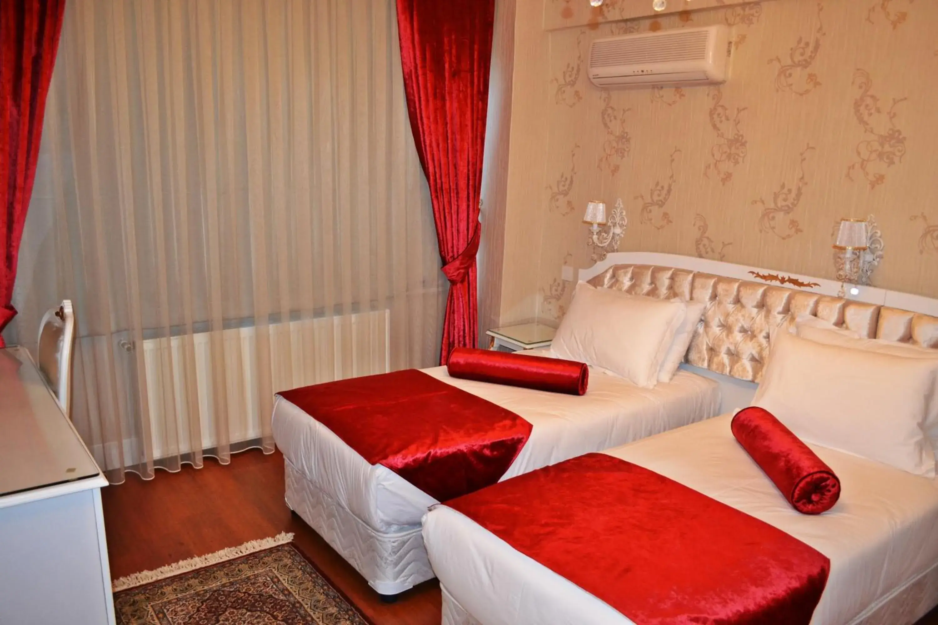 Photo of the whole room, Bed in Alyon Hotel Taksim