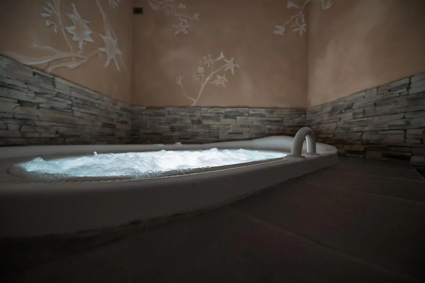 Hot Tub in T'ami Hotel Resort Spa