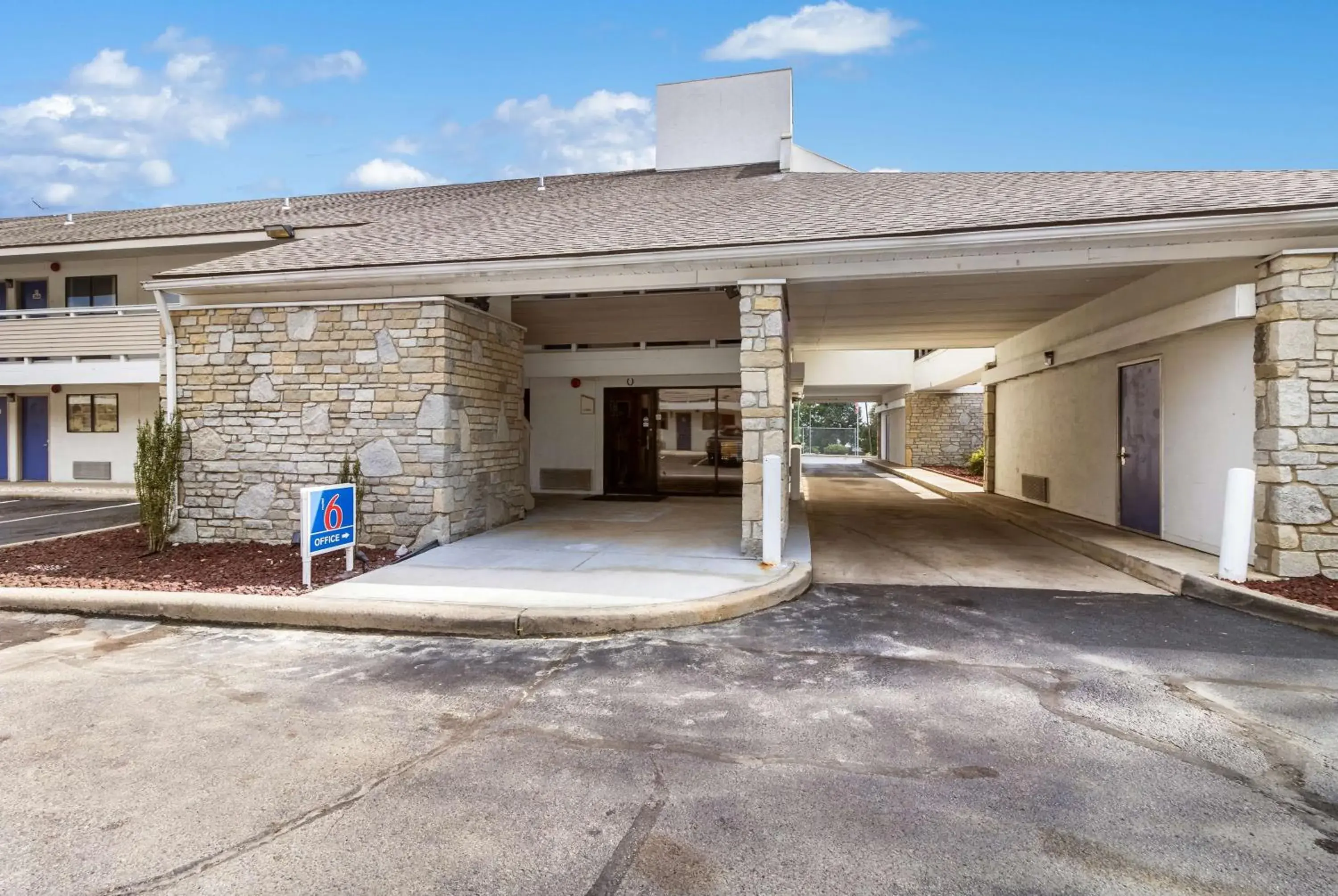 Property Building in Motel 6-Dayton, OH - Englewood