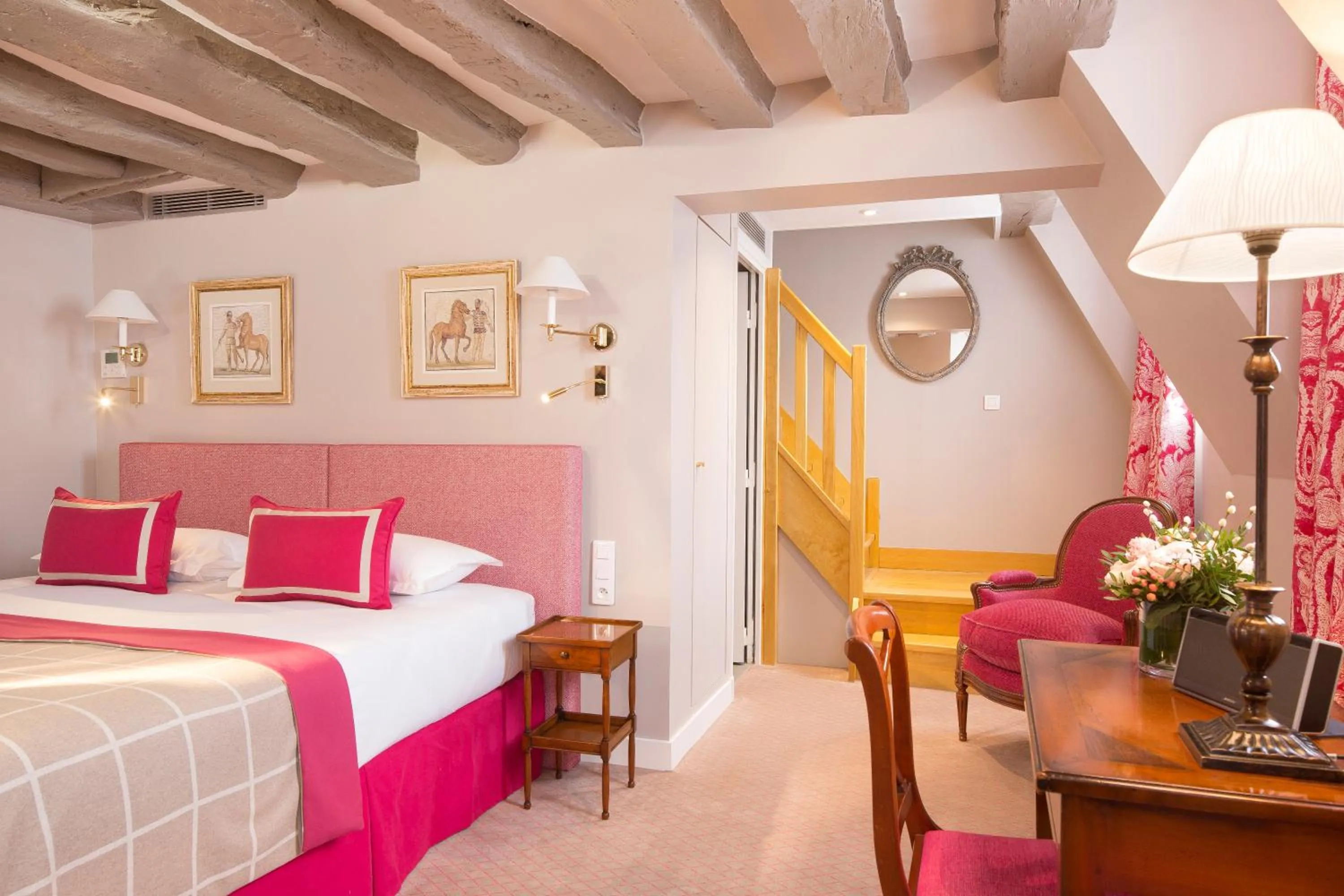 Photo of the whole room, Bed in Le Relais Saint Honoré