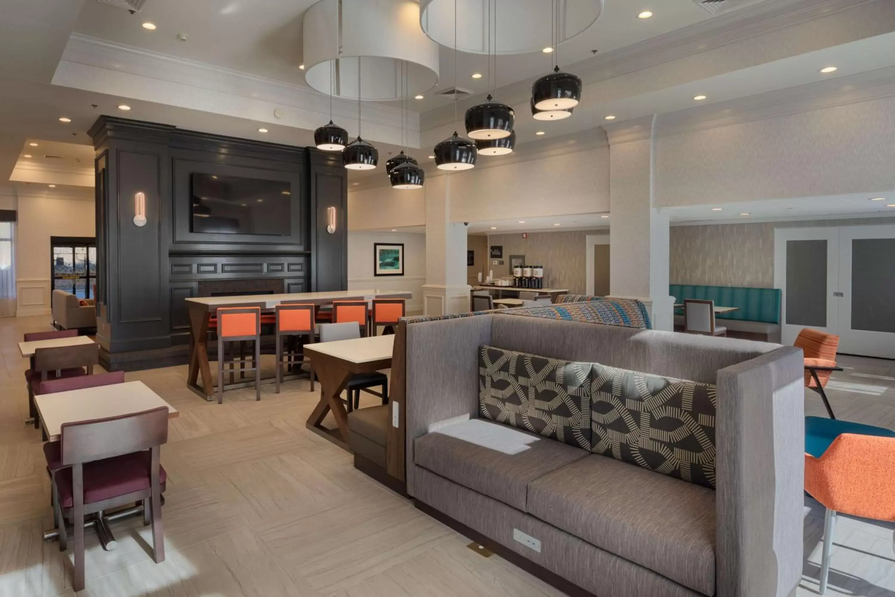 Lobby or reception, Lounge/Bar in Hampton Inn and Suites Asheville Airport