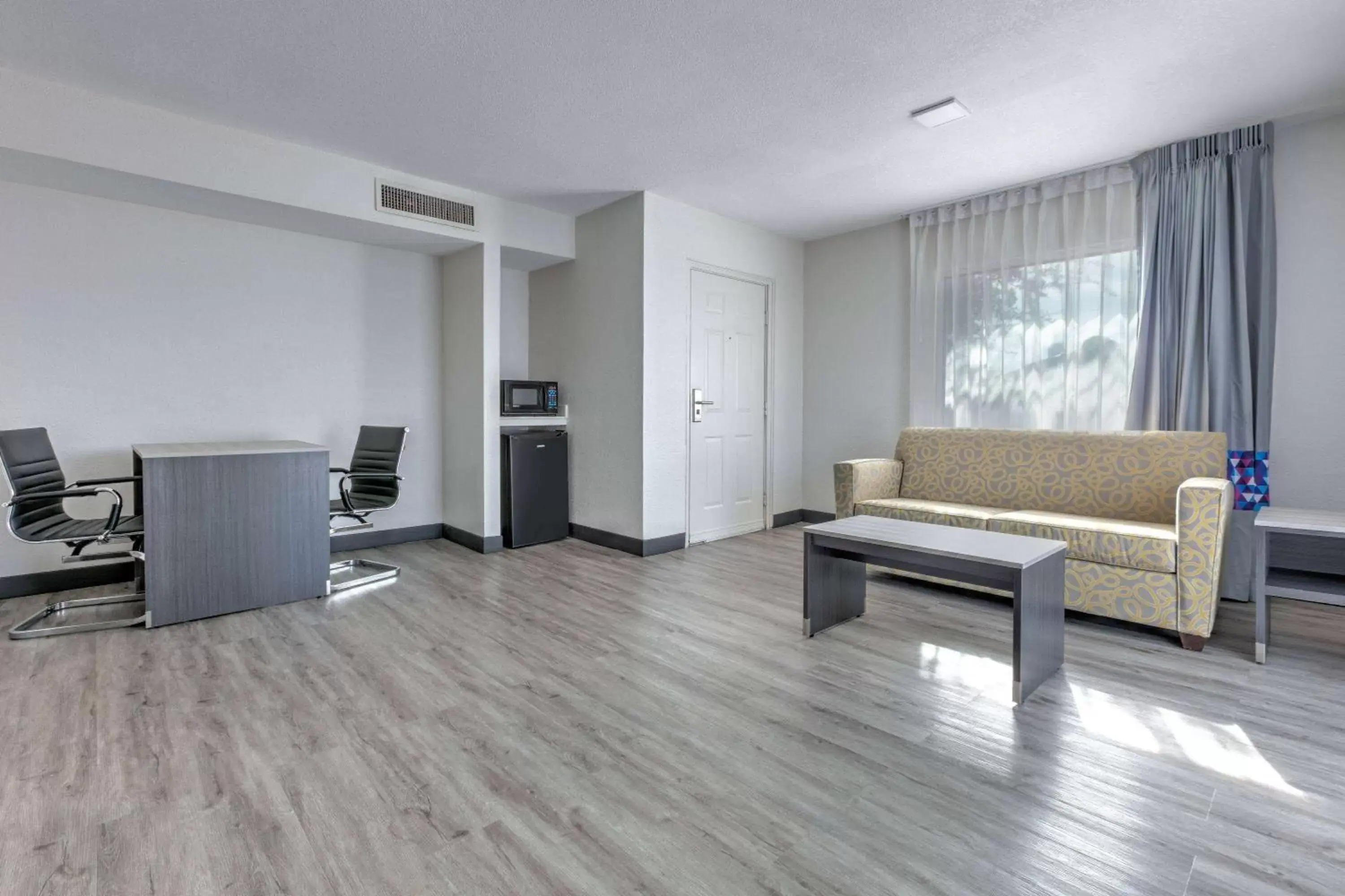 Bed, Seating Area in La Quinta Inn by Wyndham Dallas Uptown