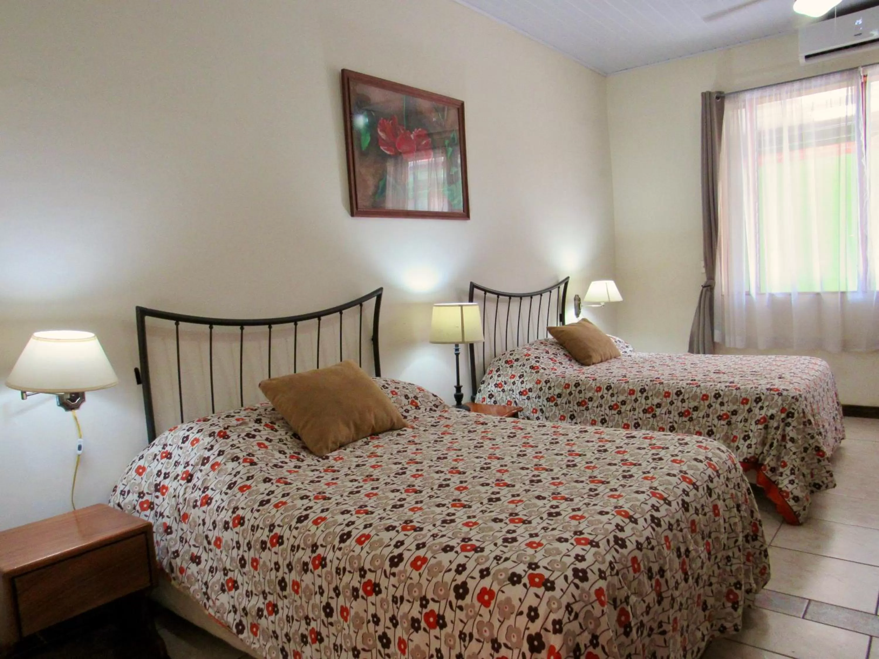 Bed in Hotel La Guaria Inn & Suites