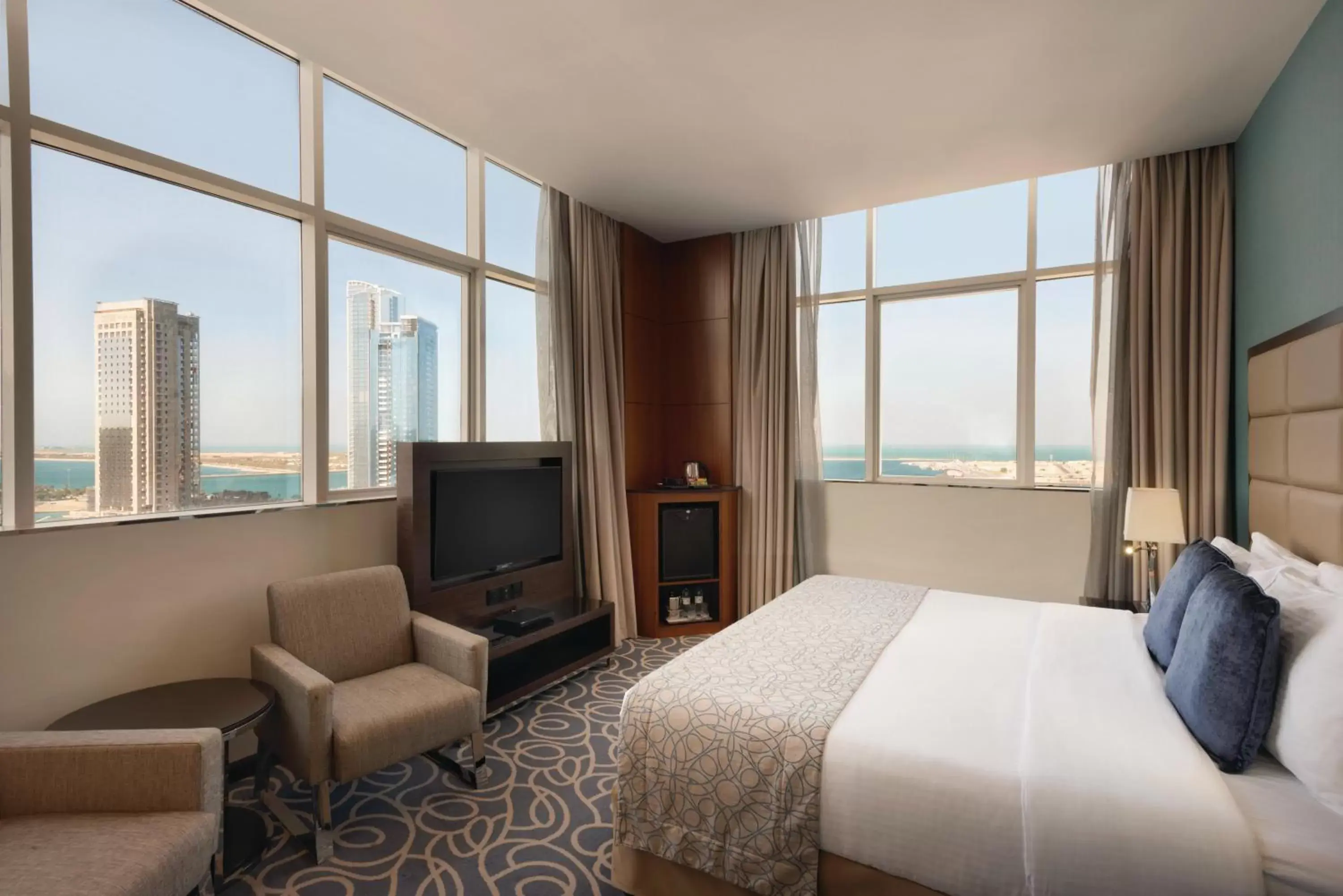 Bedroom, TV/Entertainment Center in Ramada Abu Dhabi Corniche