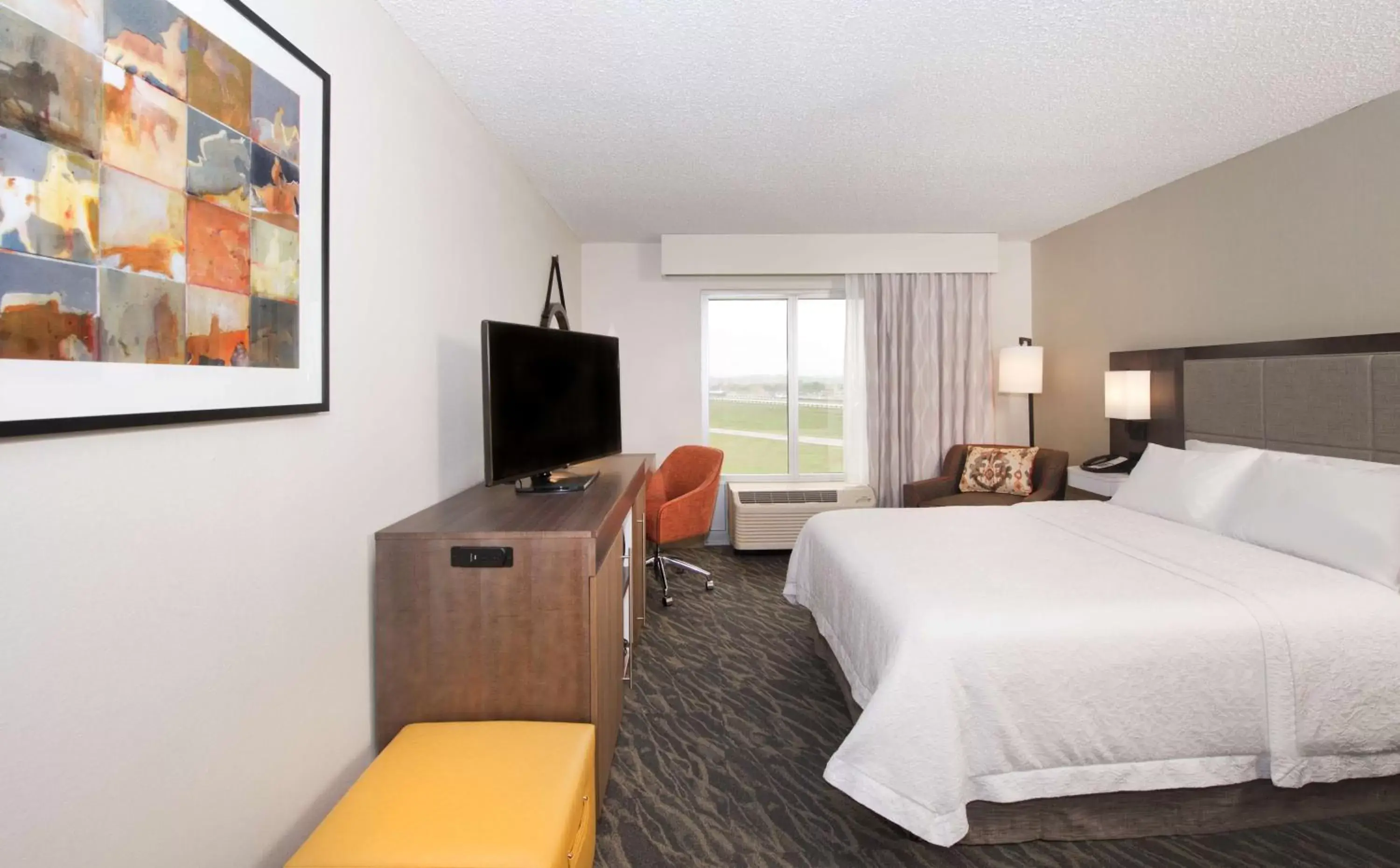 Bed in Hampton Inn & Suites N Ft Worth-Alliance Airport