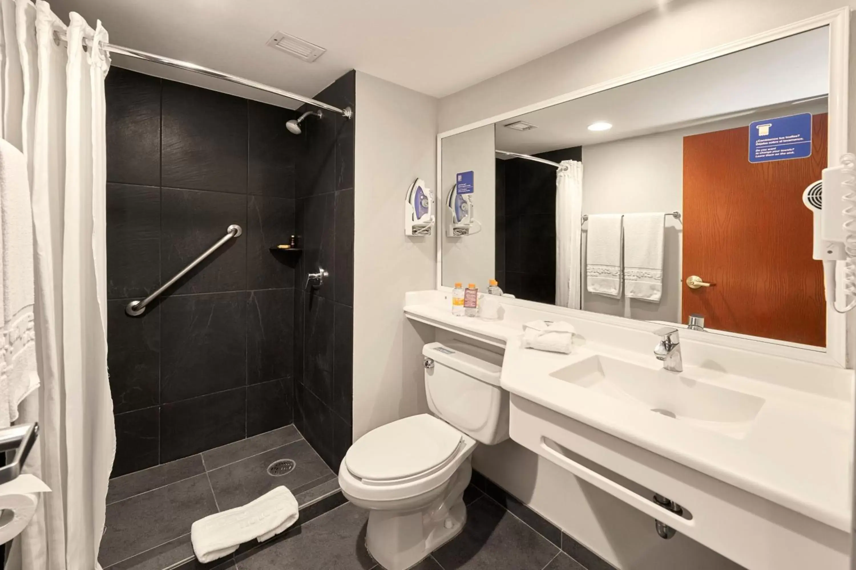 Photo of the whole room, Bathroom in City Express Plus by Marriott Leon Centro de Convenciones