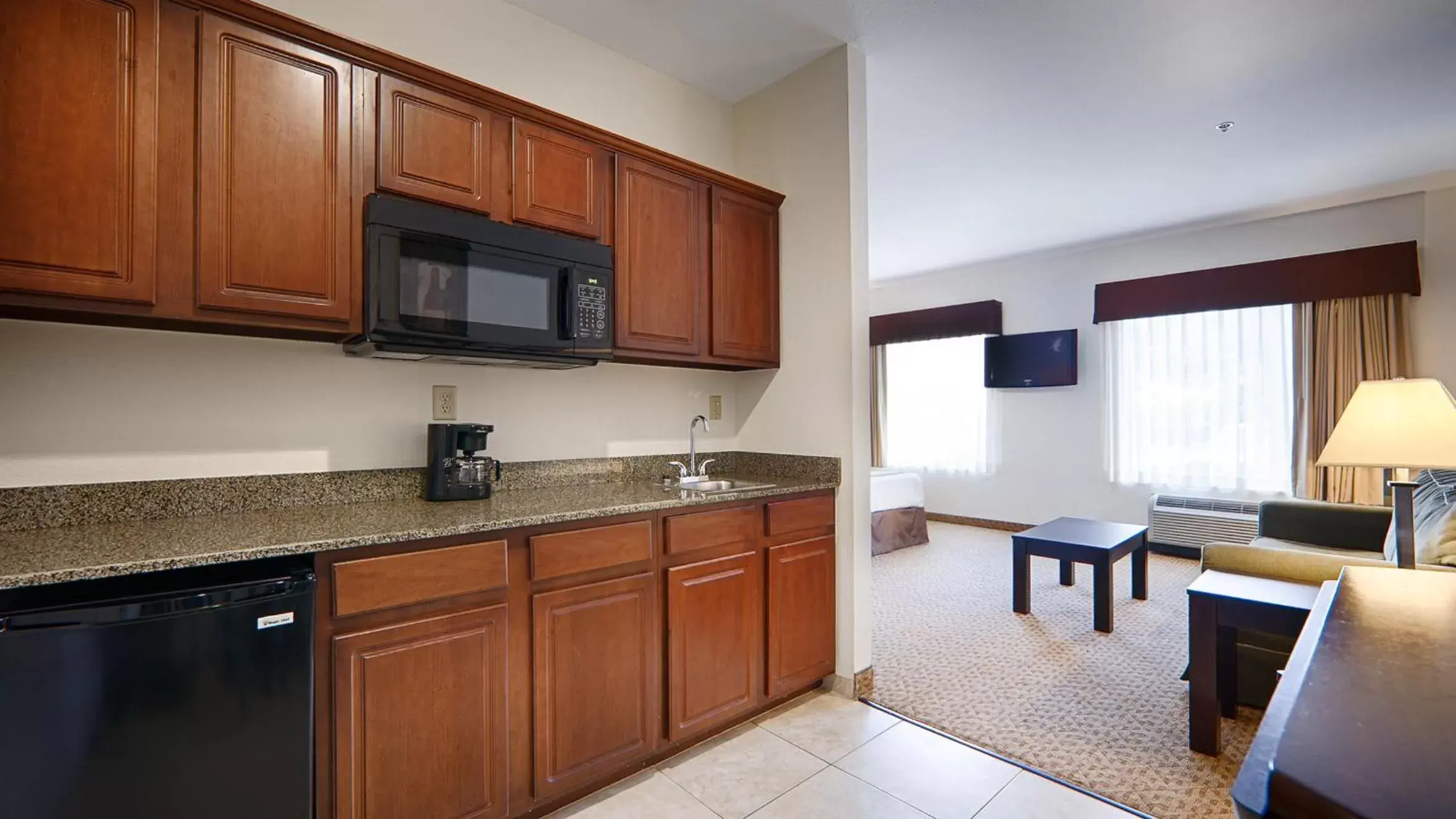 Day, Kitchen/Kitchenette in Best Western Plus Valdosta Hotel & Suites