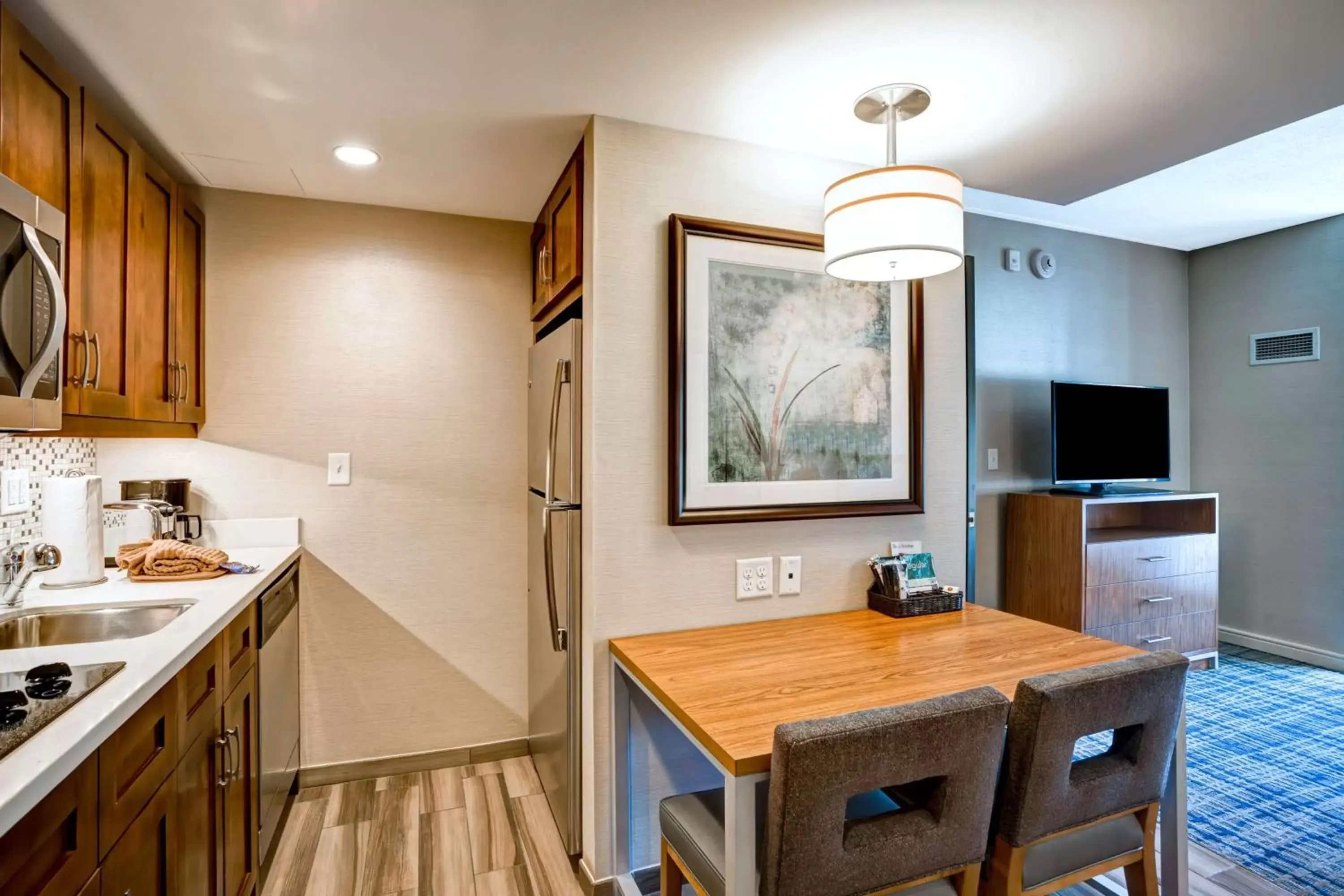 Living room, Kitchen/Kitchenette in Homewood Suites by Hilton Boston Brookline-Longwood Medical