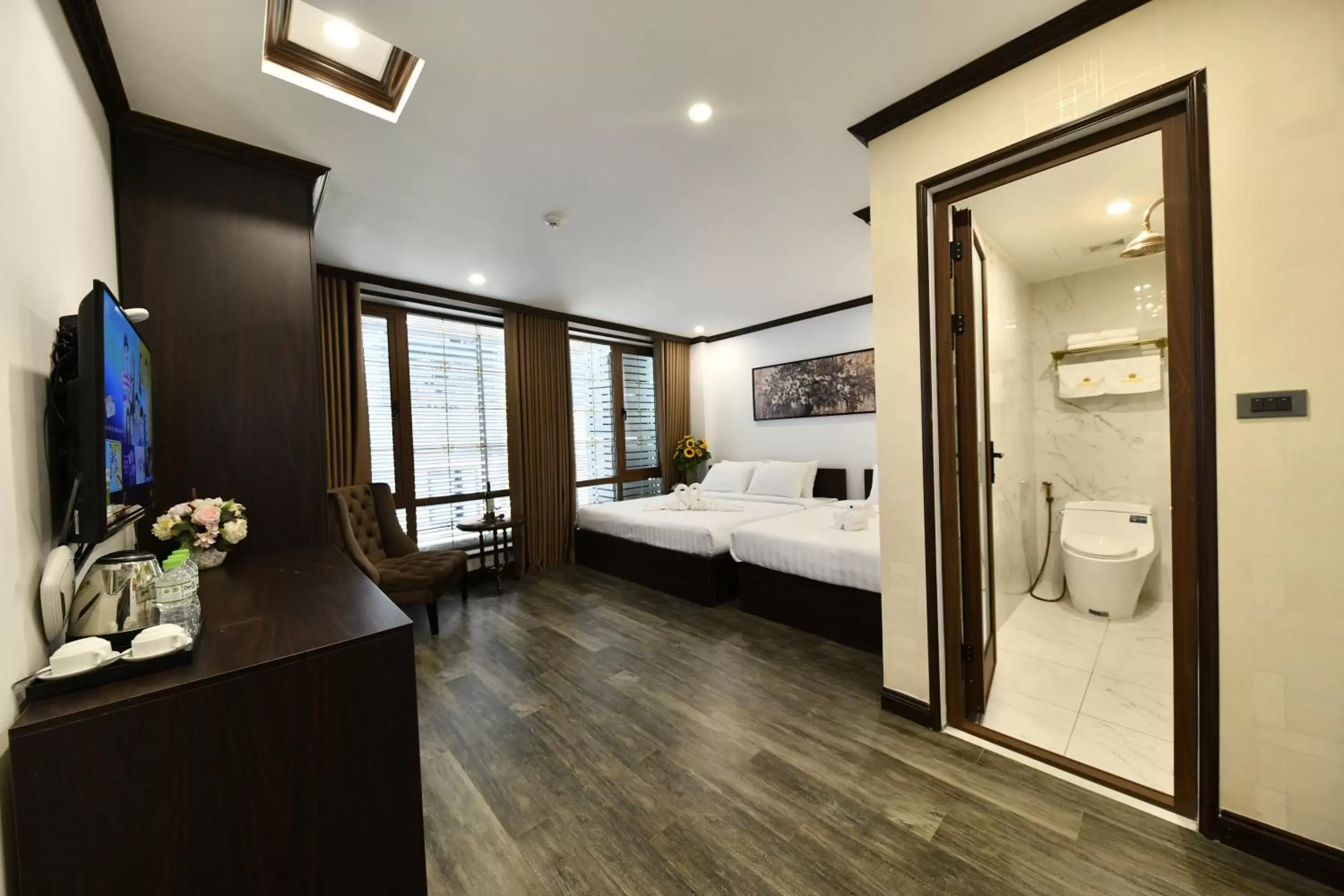 Photo of the whole room, Bed in Kingdom Hotel Hanoi Photo of the whole room, Bed in Kingdom Hotel Hanoi