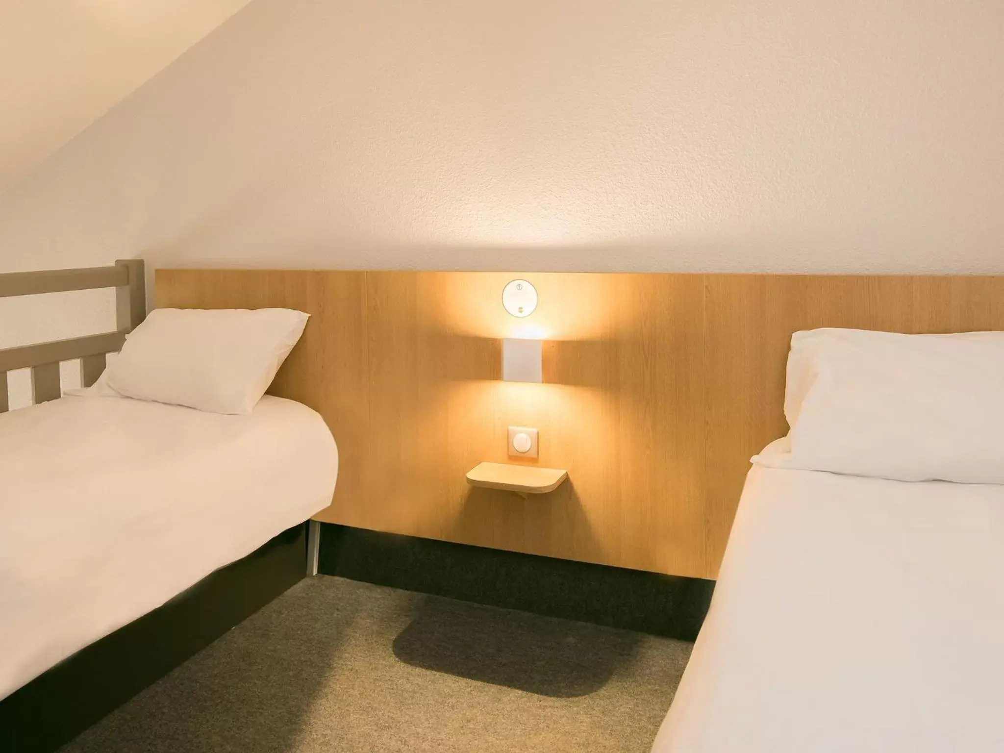 Bed in B&B HOTEL Bordeaux Lormont