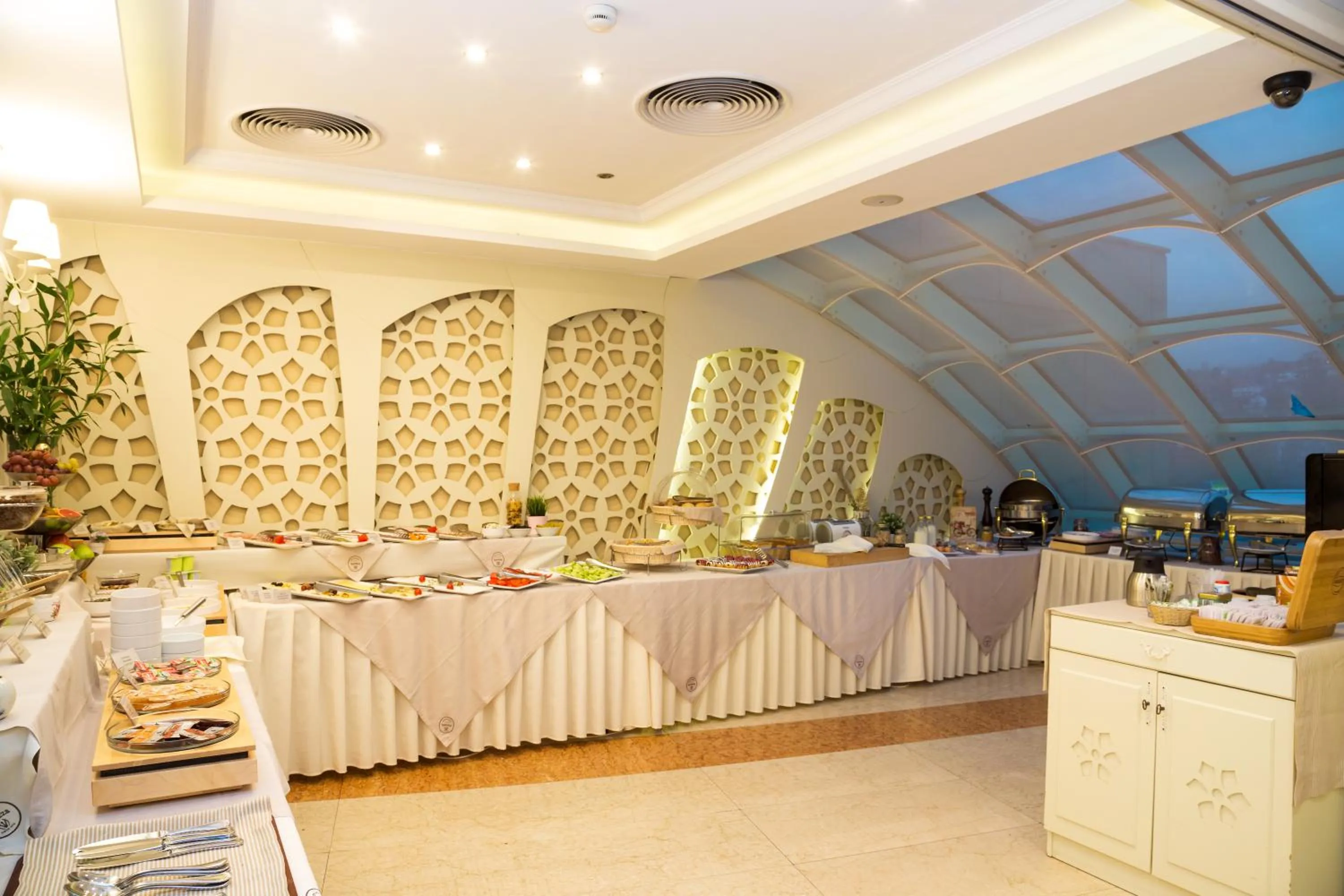 Restaurant/places to eat in Earth & People Hotel & SPA - Free Parking & Swimming Pool