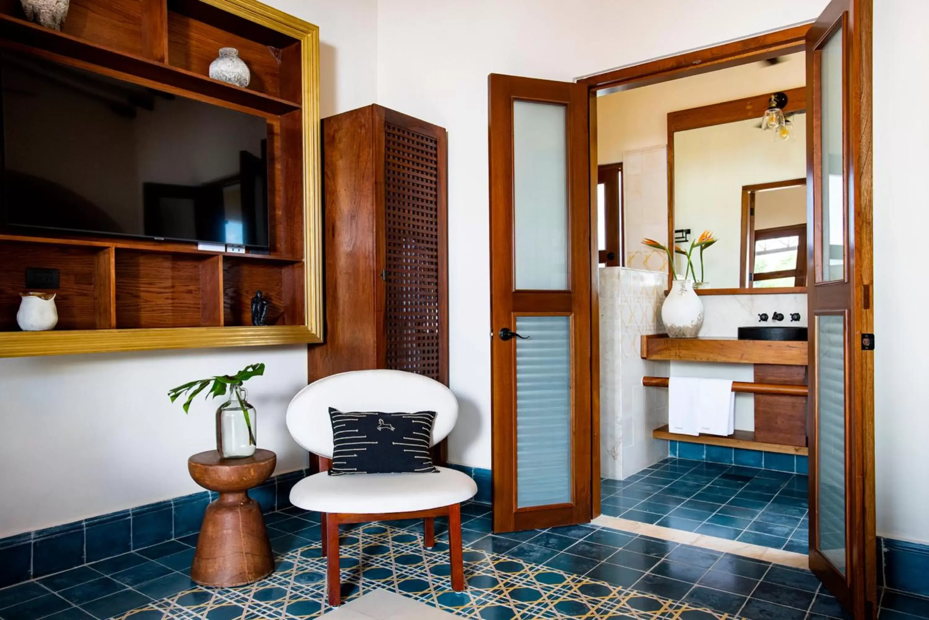 Seating area, Bathroom in CIGNO HOTEL BOUTIQUE- Adults Only