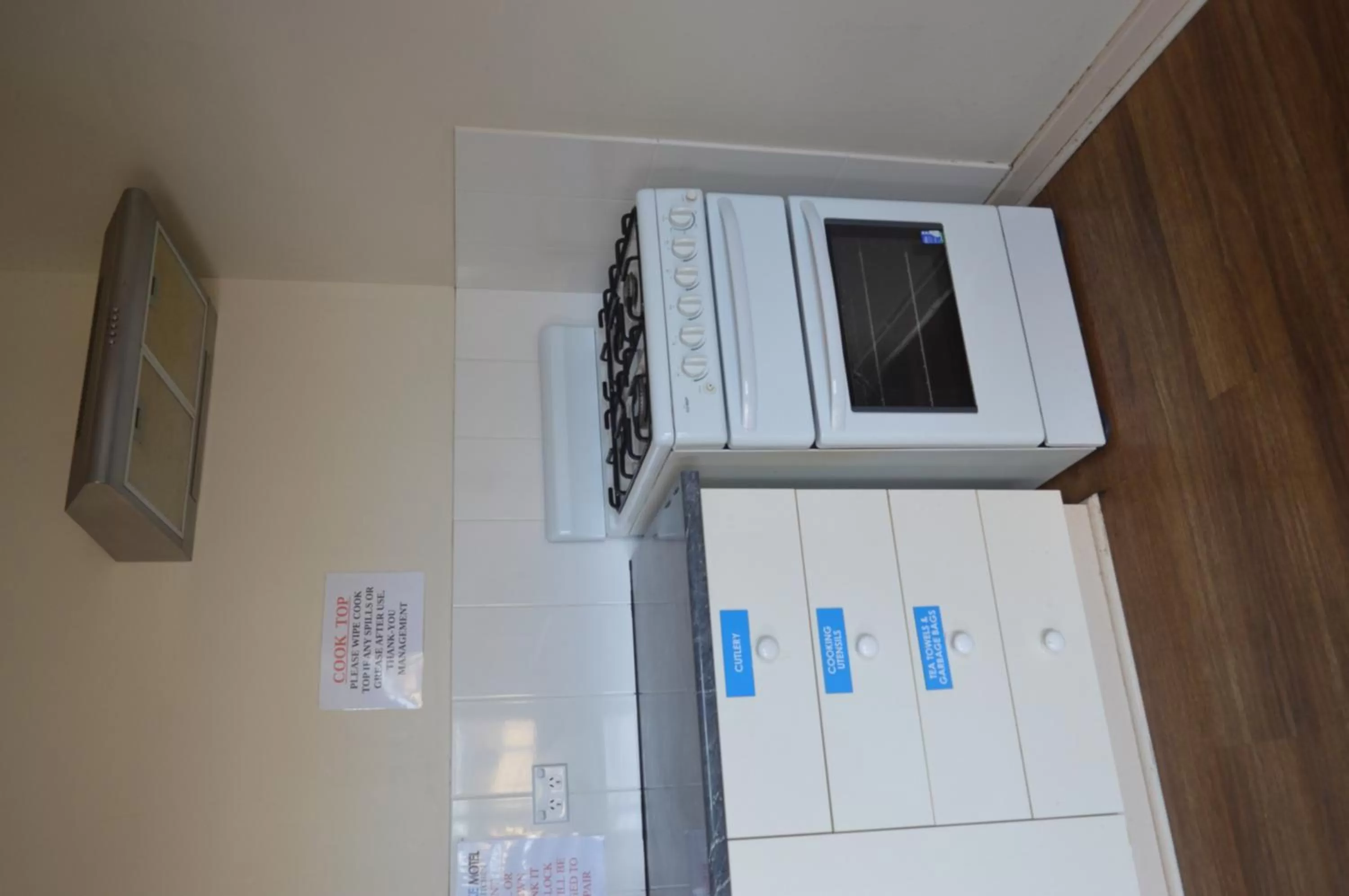 Communal kitchen in Blue Lake Motel