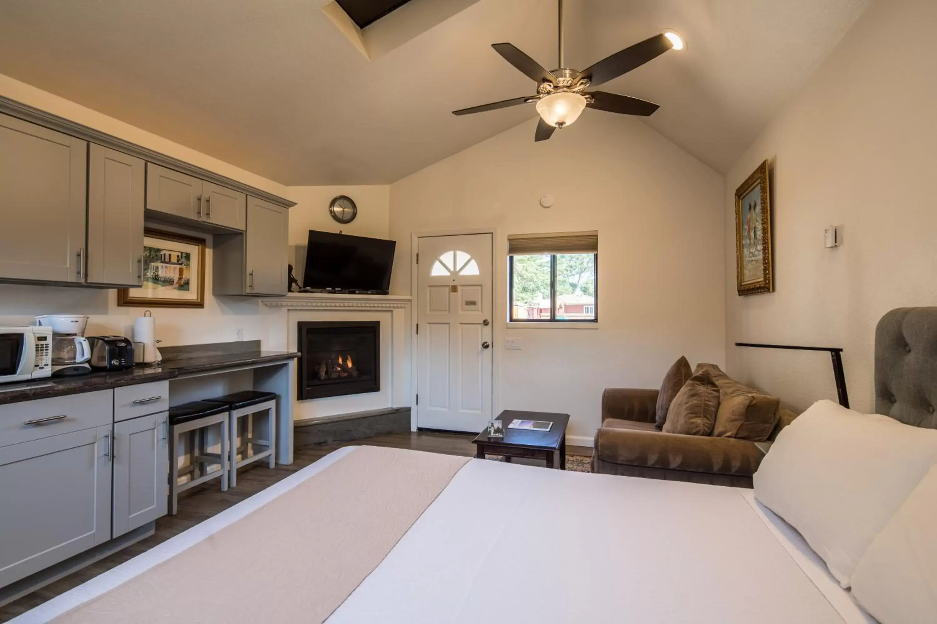 Bedroom, Kitchen/Kitchenette in Andril Fireplace Cottages