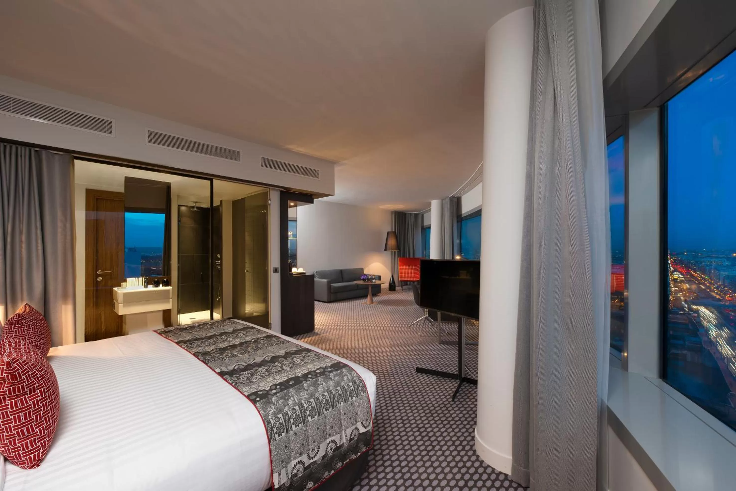 Photo of the whole room, Bed in Melia Paris La Defense