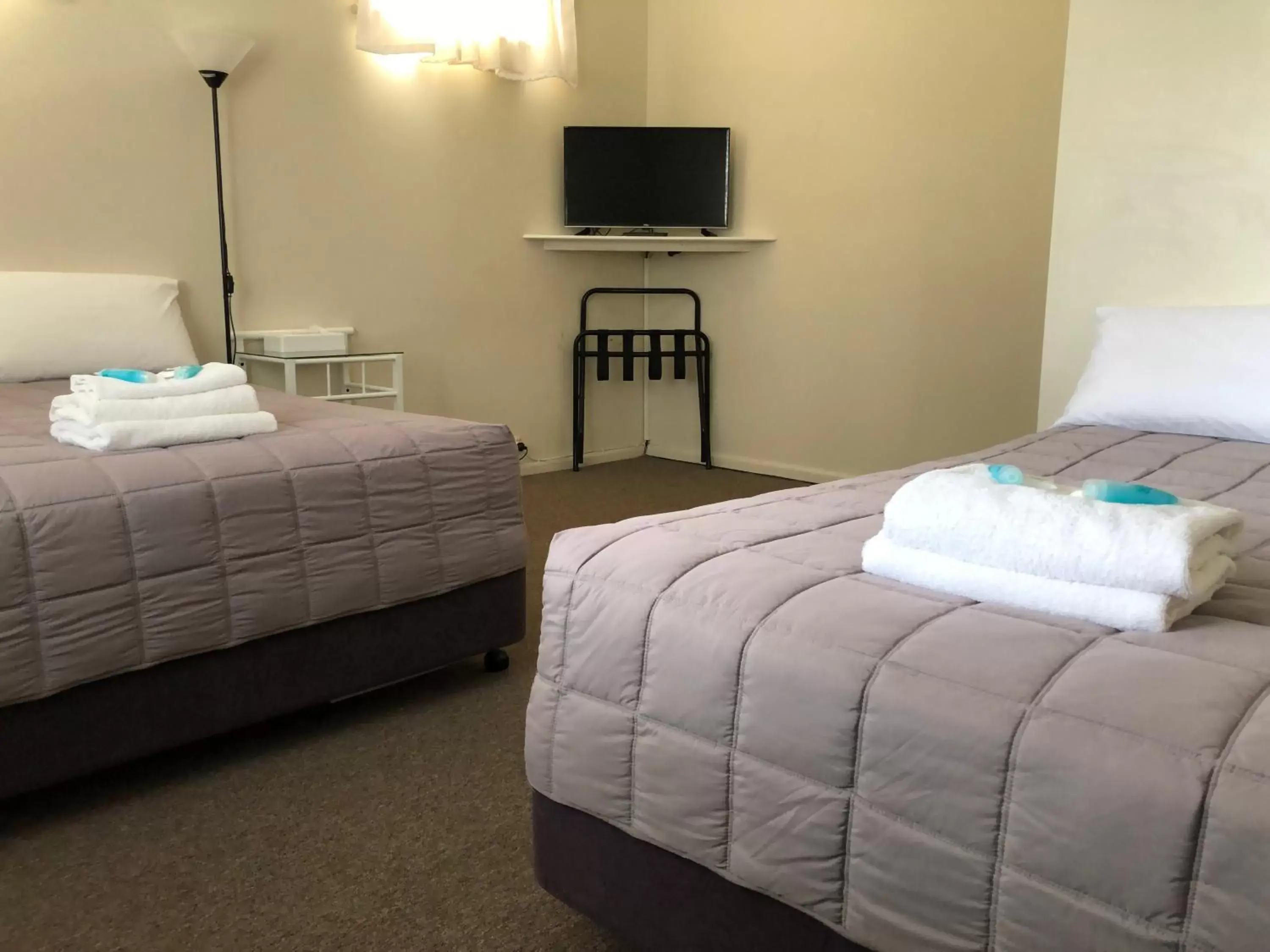 Bed in Fairway Lodge Motel