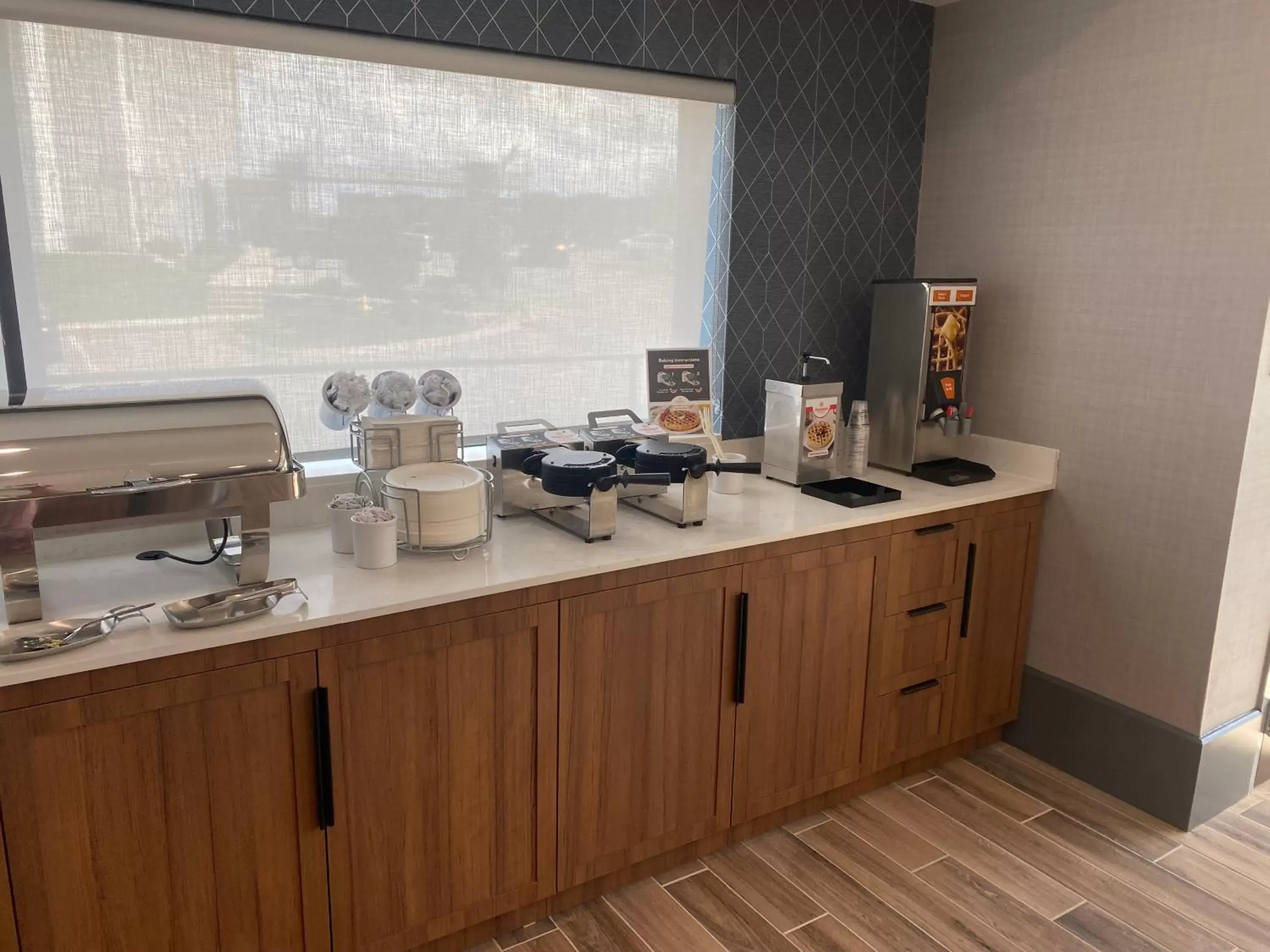 Breakfast, Kitchen/Kitchenette in Comfort Inn & Suites Gallatin - Nashville Metro