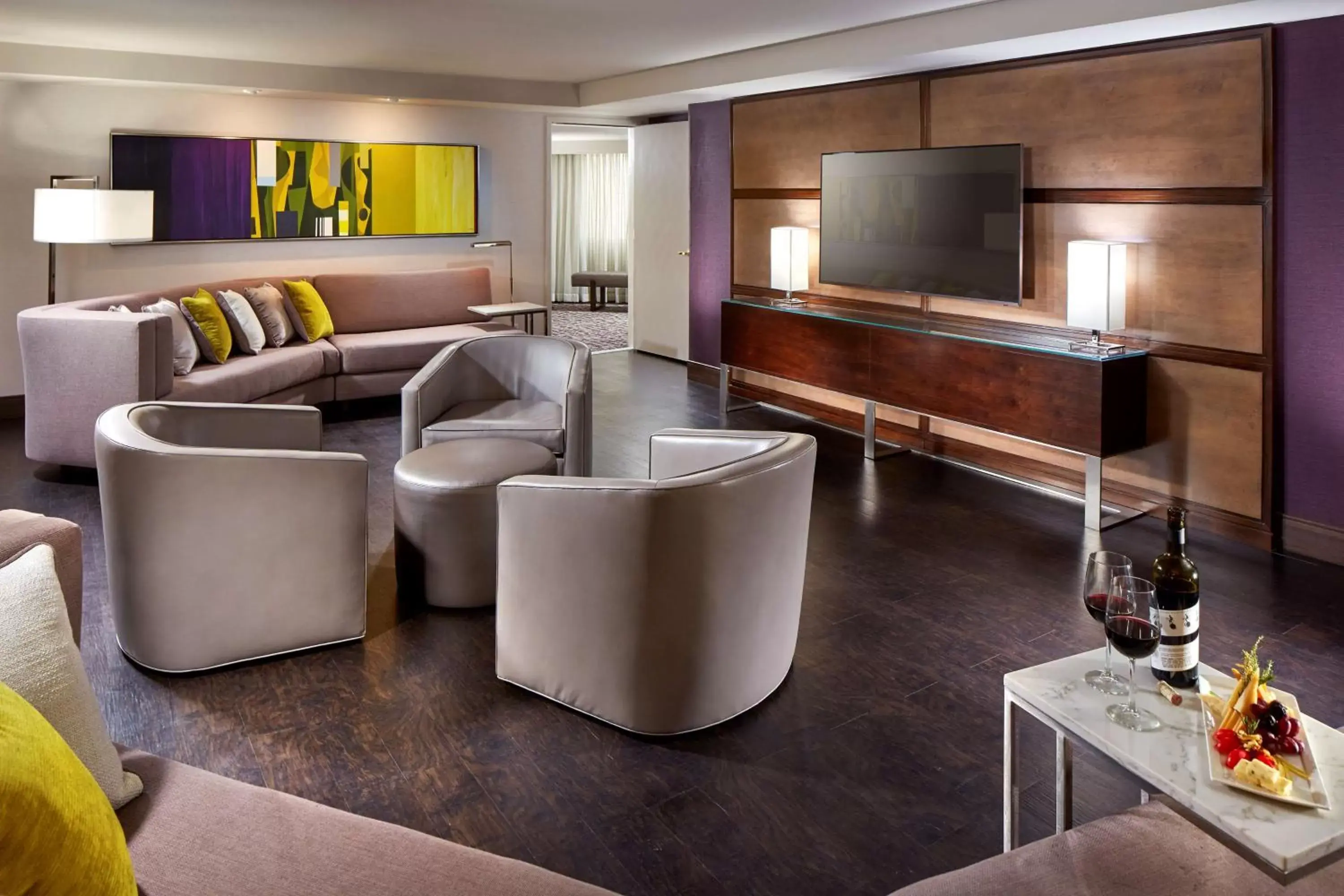 Bedroom, Lounge/Bar in Hilton Long Beach Hotel