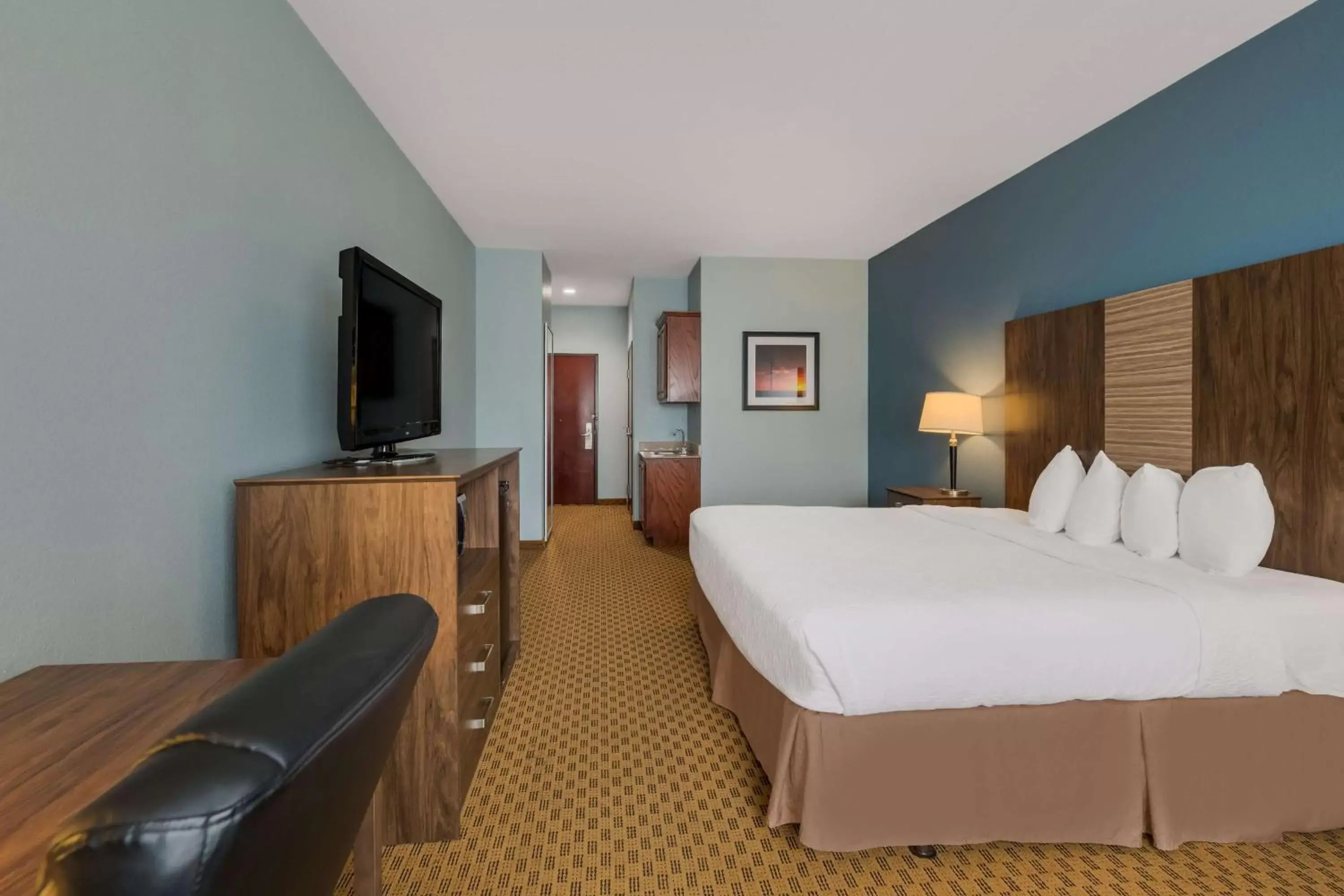 Bedroom in Best Western South Plains Inn & Suites