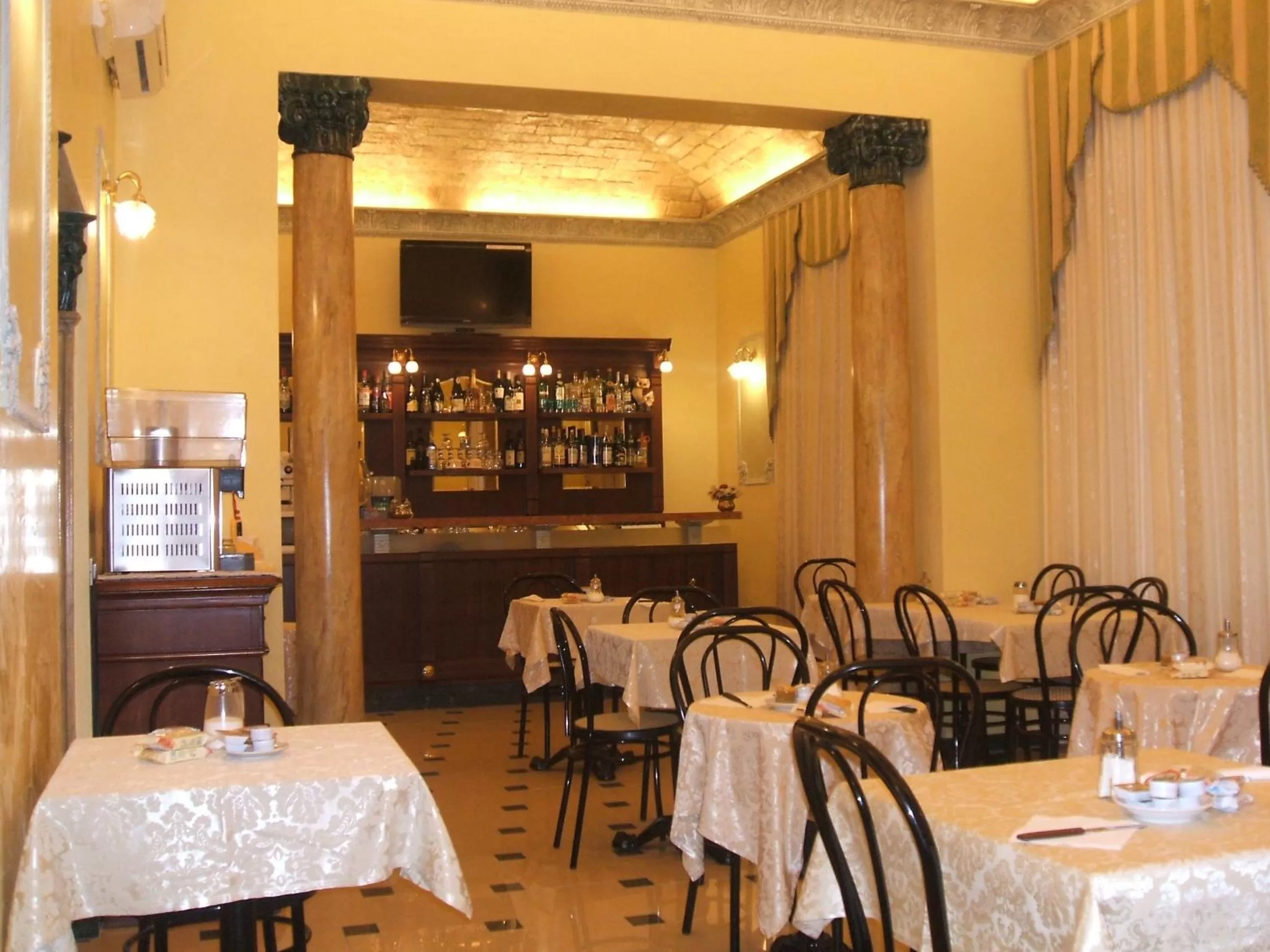 Restaurant/places to eat in Cambridge Hotel