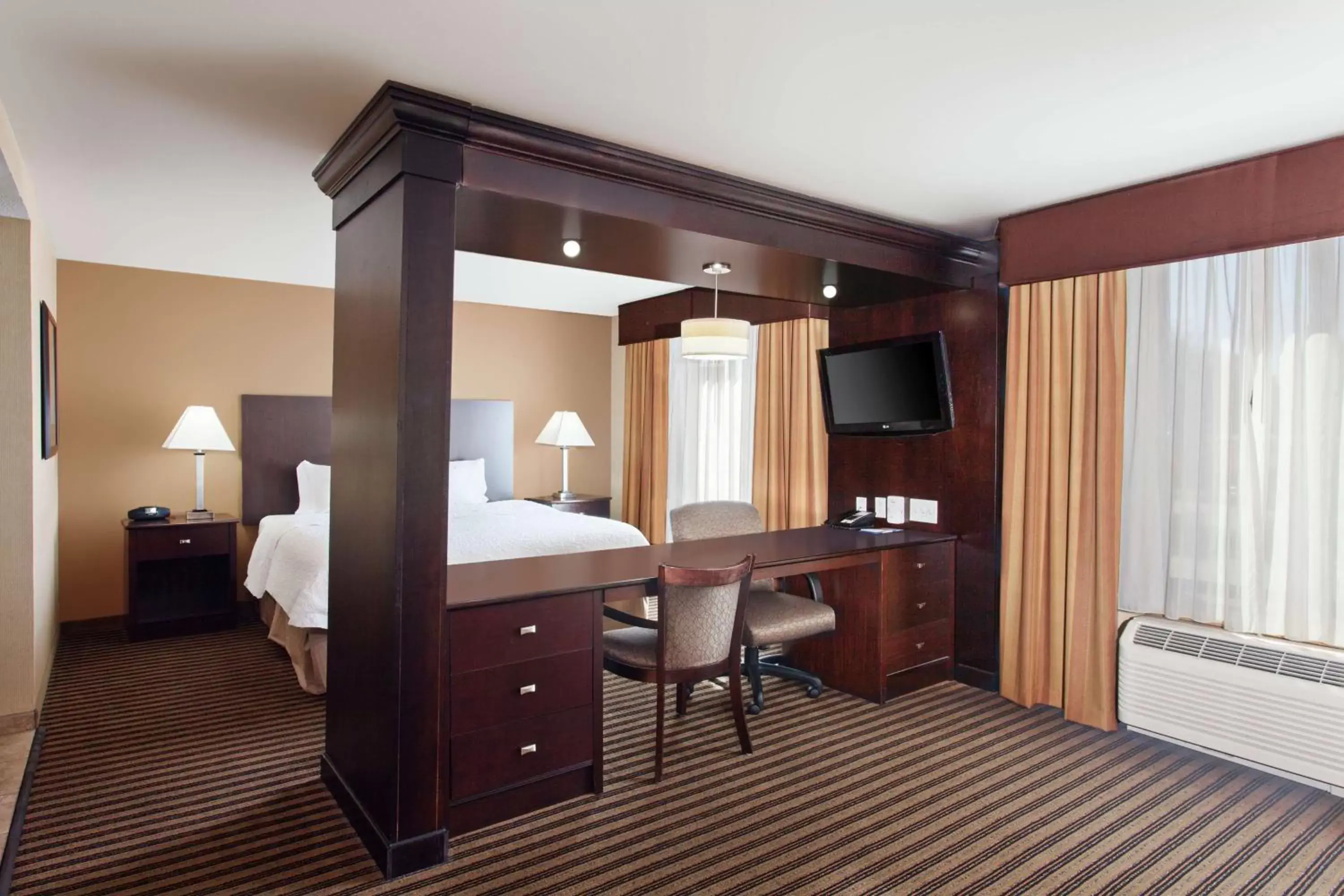 Bedroom, TV/Entertainment Center in Hampton Inn & Suites Fresno - Northwest