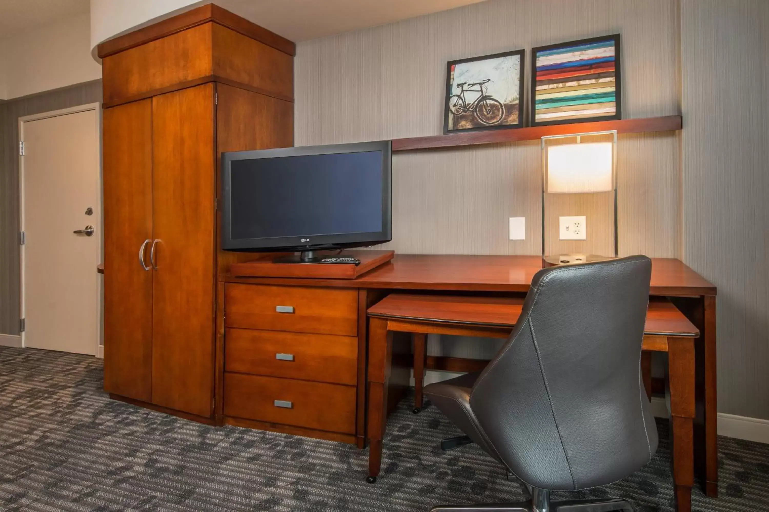 Photo of the whole room, TV/Entertainment Center in Courtyard by Marriott Gaithersburg Washingtonian Center