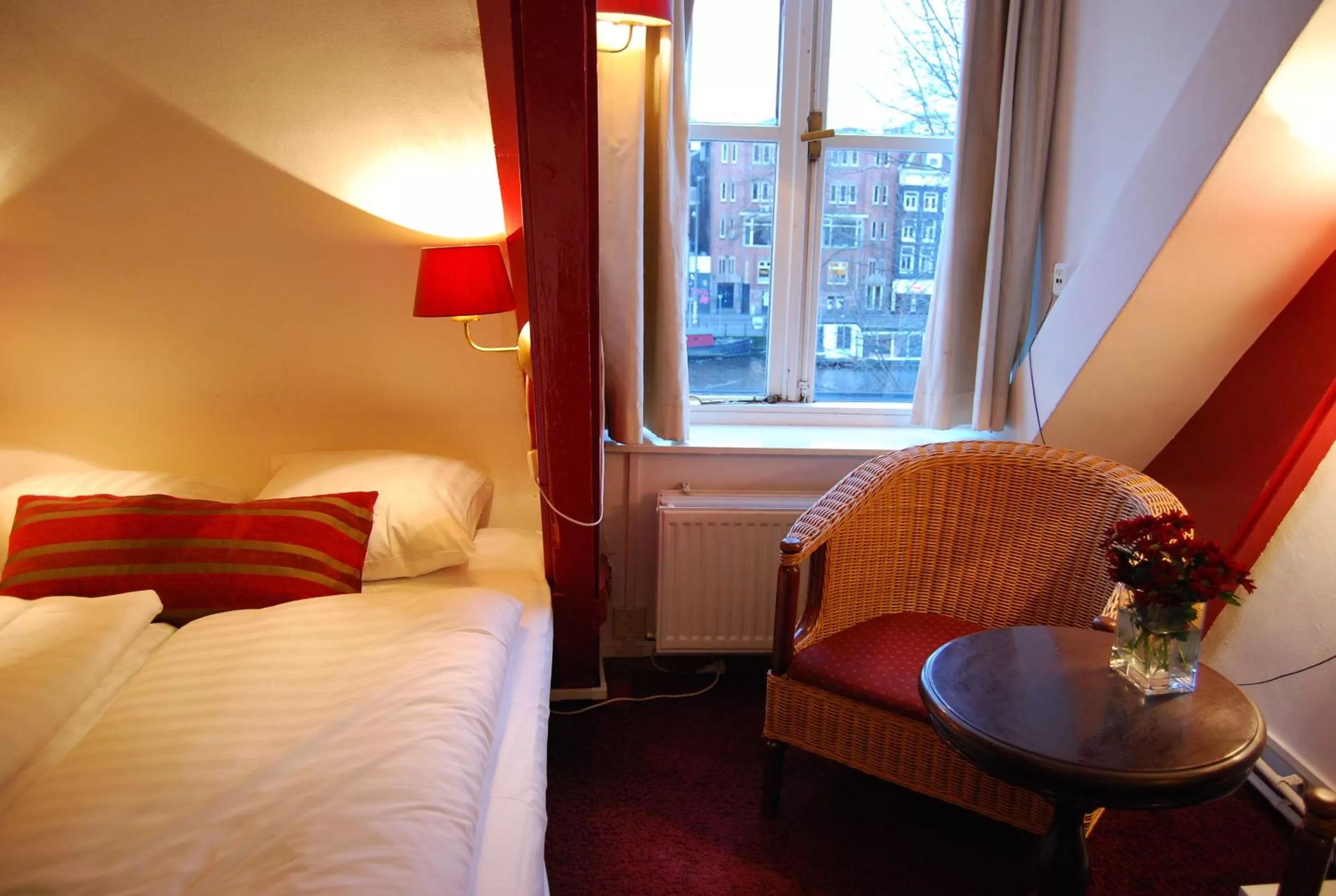 Photo of the whole room, Bed in Amsterdam House Hotel