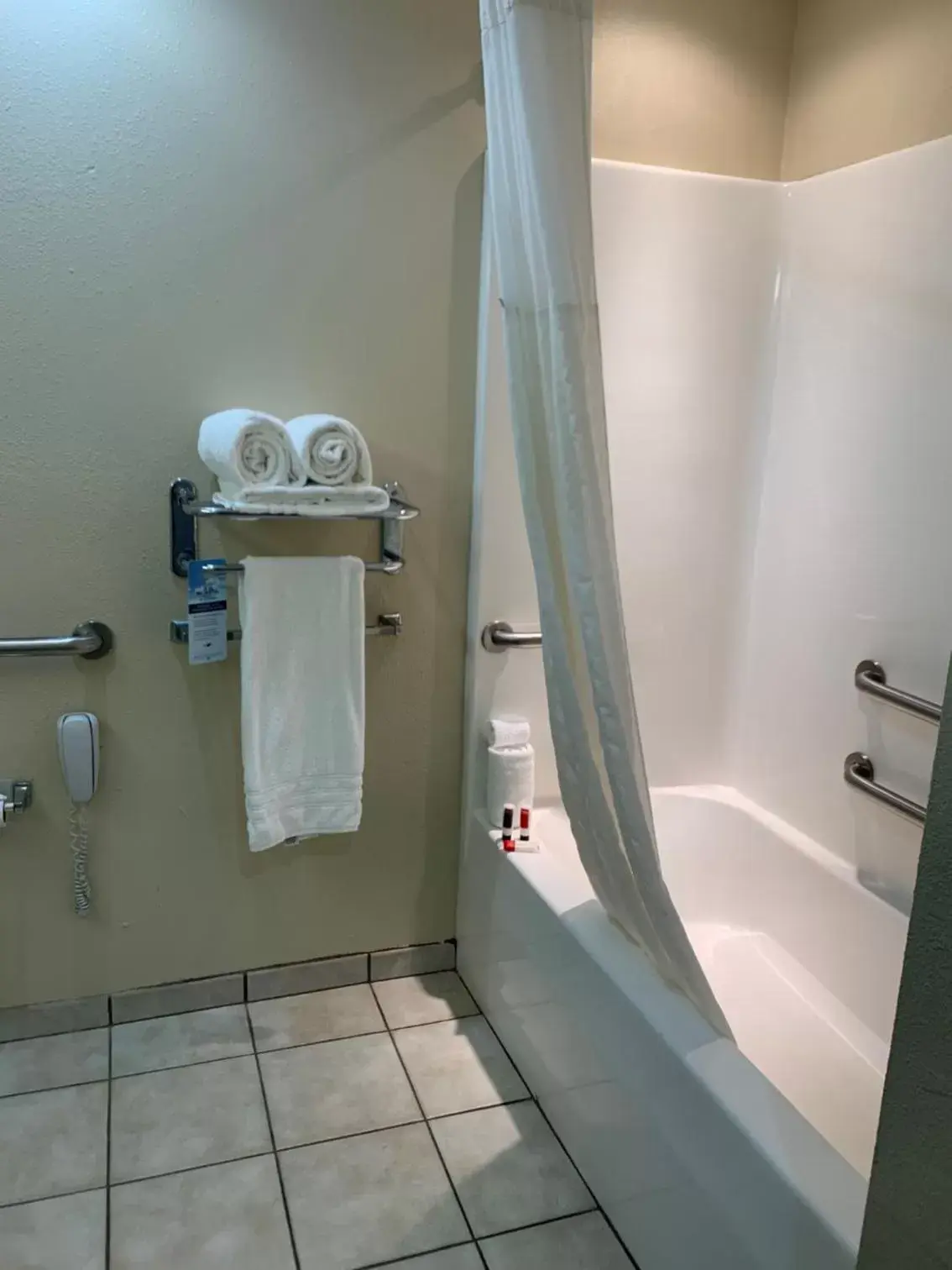 Bathroom in Microtel Inn & Suites by Wyndham Hattiesburg