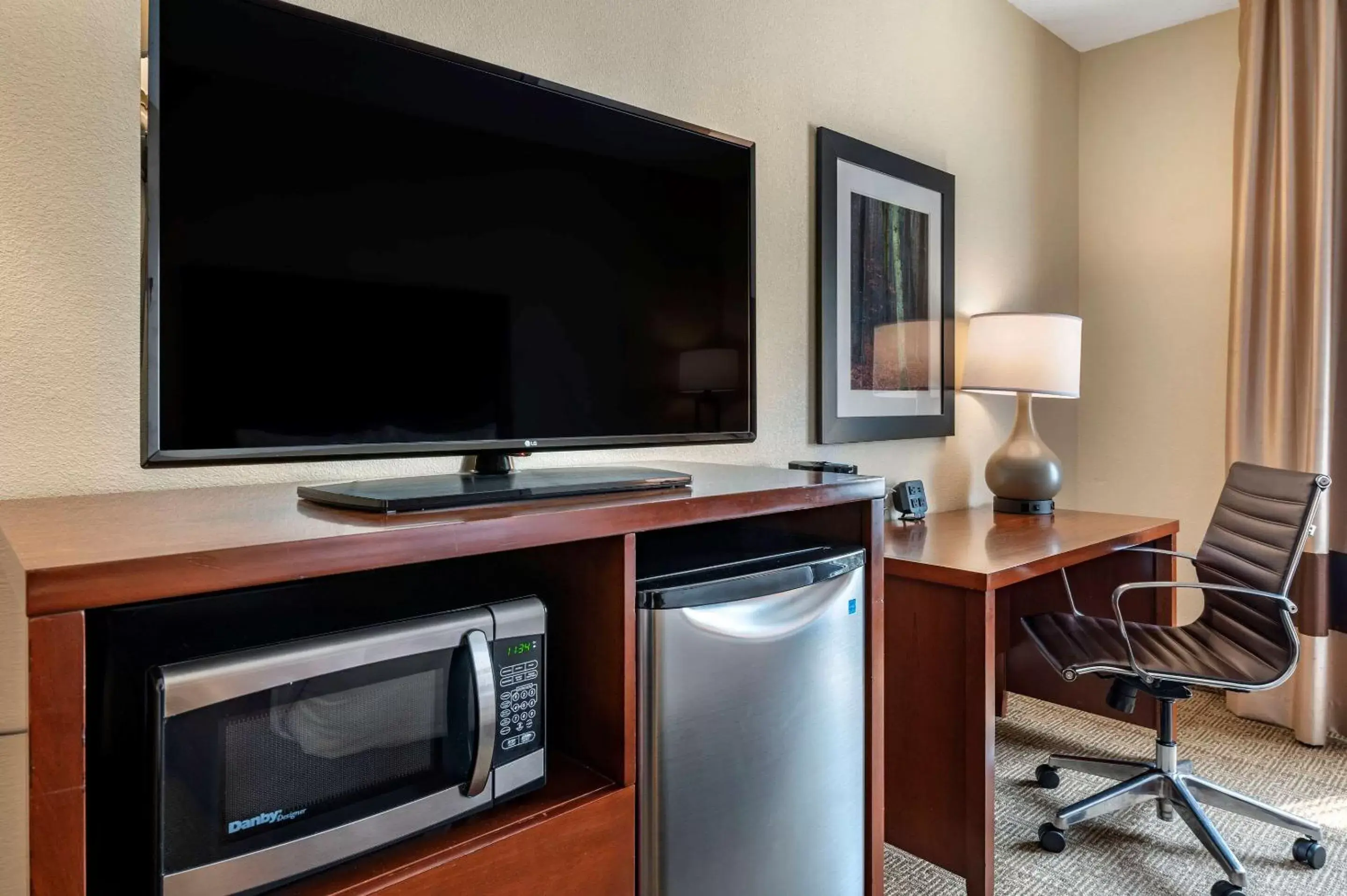 Photo of the whole room, TV/Entertainment Center in Comfort Suites Columbus West - Hilliard