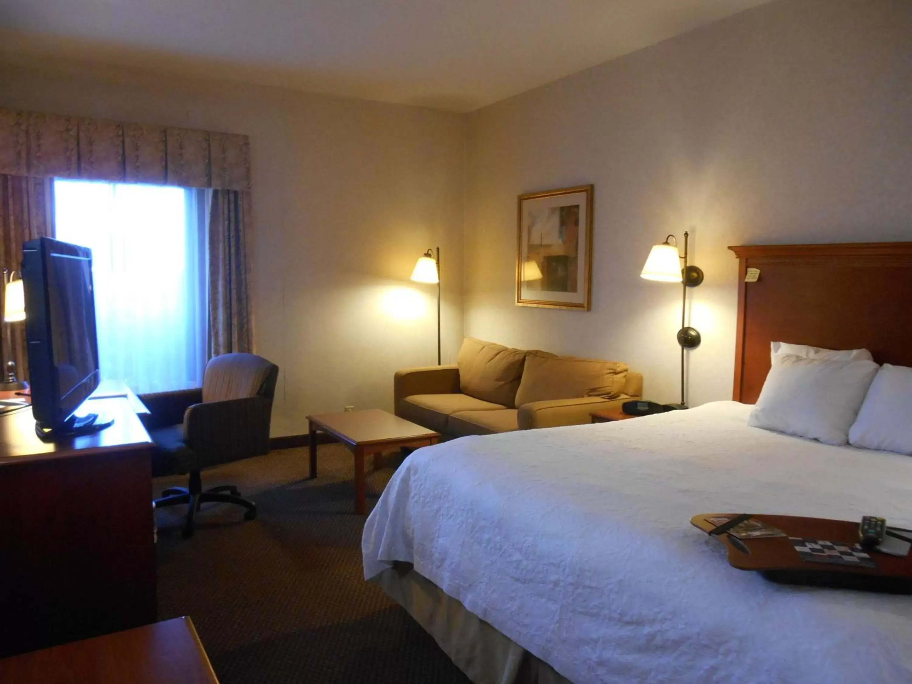 Bed in Hampton Inn Columbus-International Airport