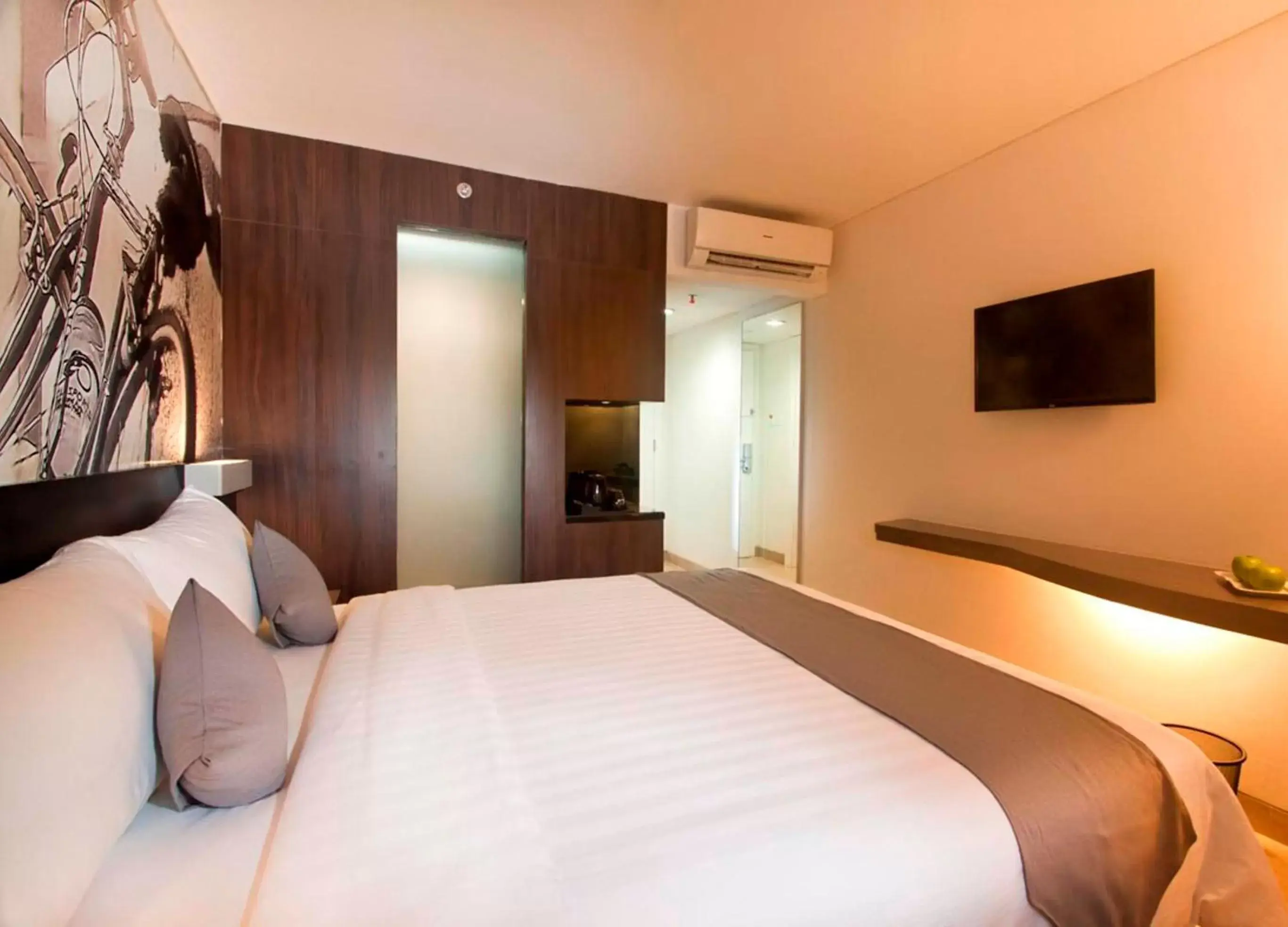 Bed in Neo Hotel Mangga Dua by ASTON