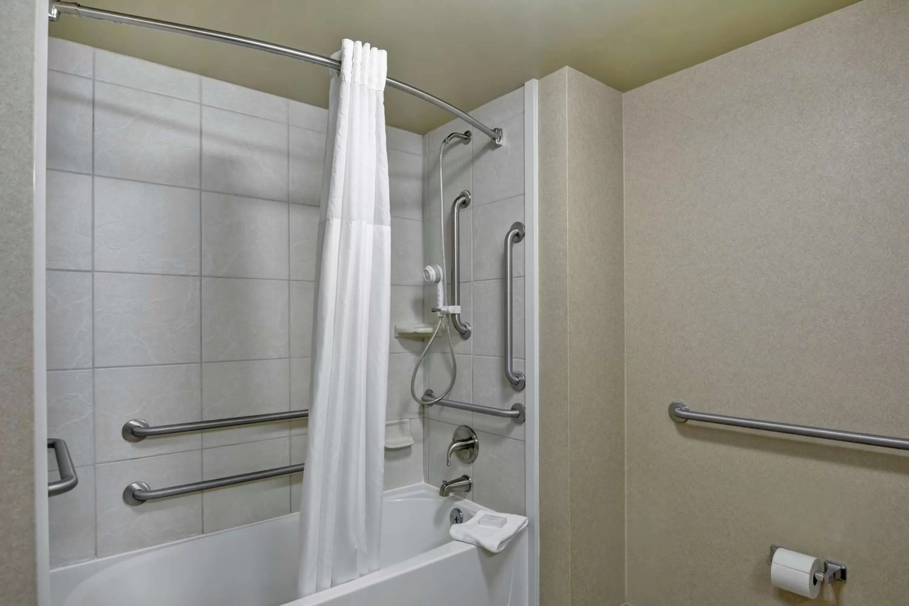 Bathroom in Hampton Inn Lewisburg