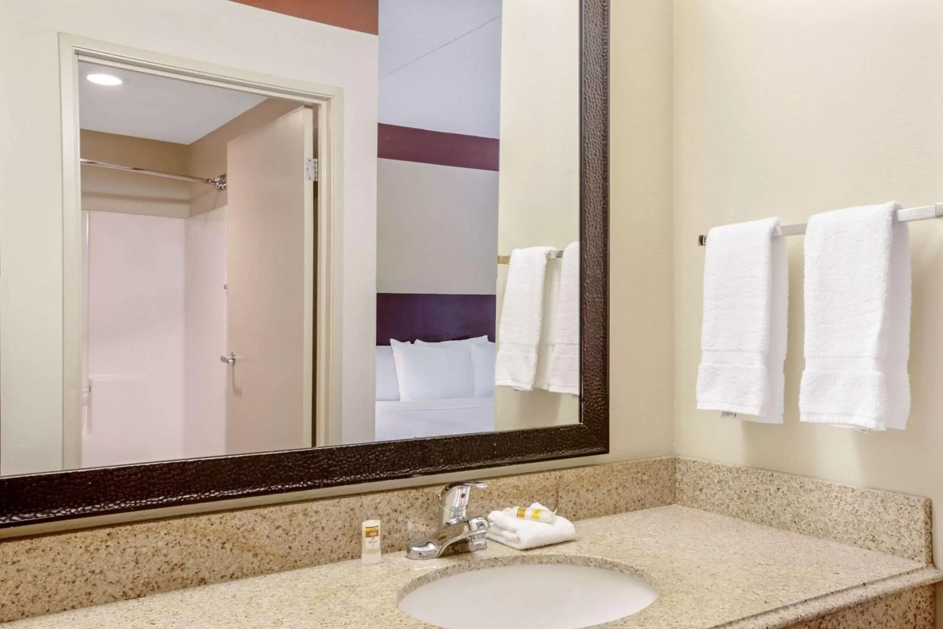 Bathroom in La Quinta Inn & Suites by Wyndham Miami Cutler Bay