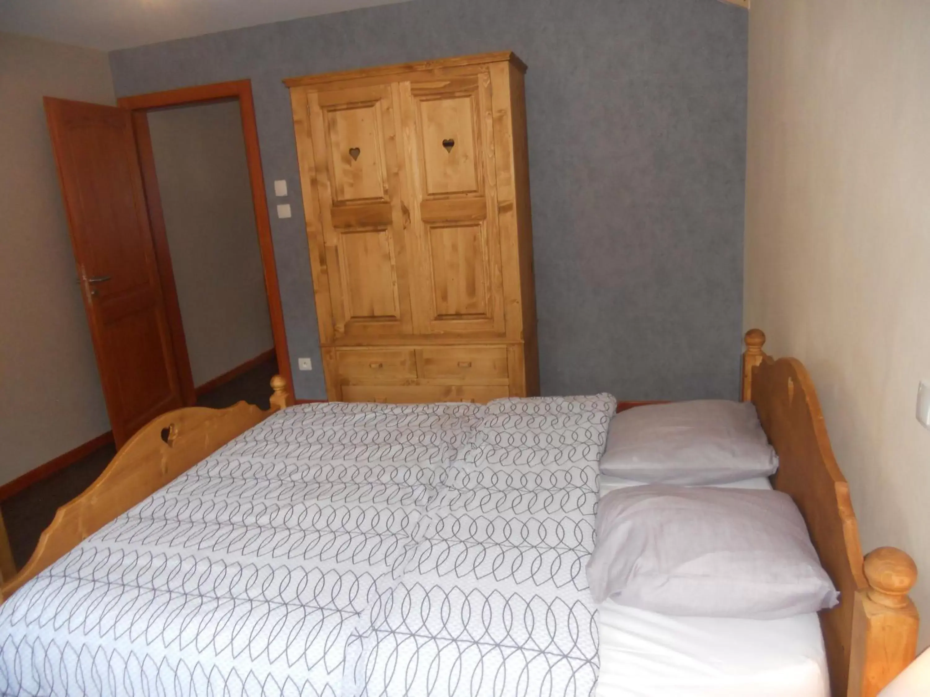 Photo of the whole room, Bed in Auberge du Saut des Cuves