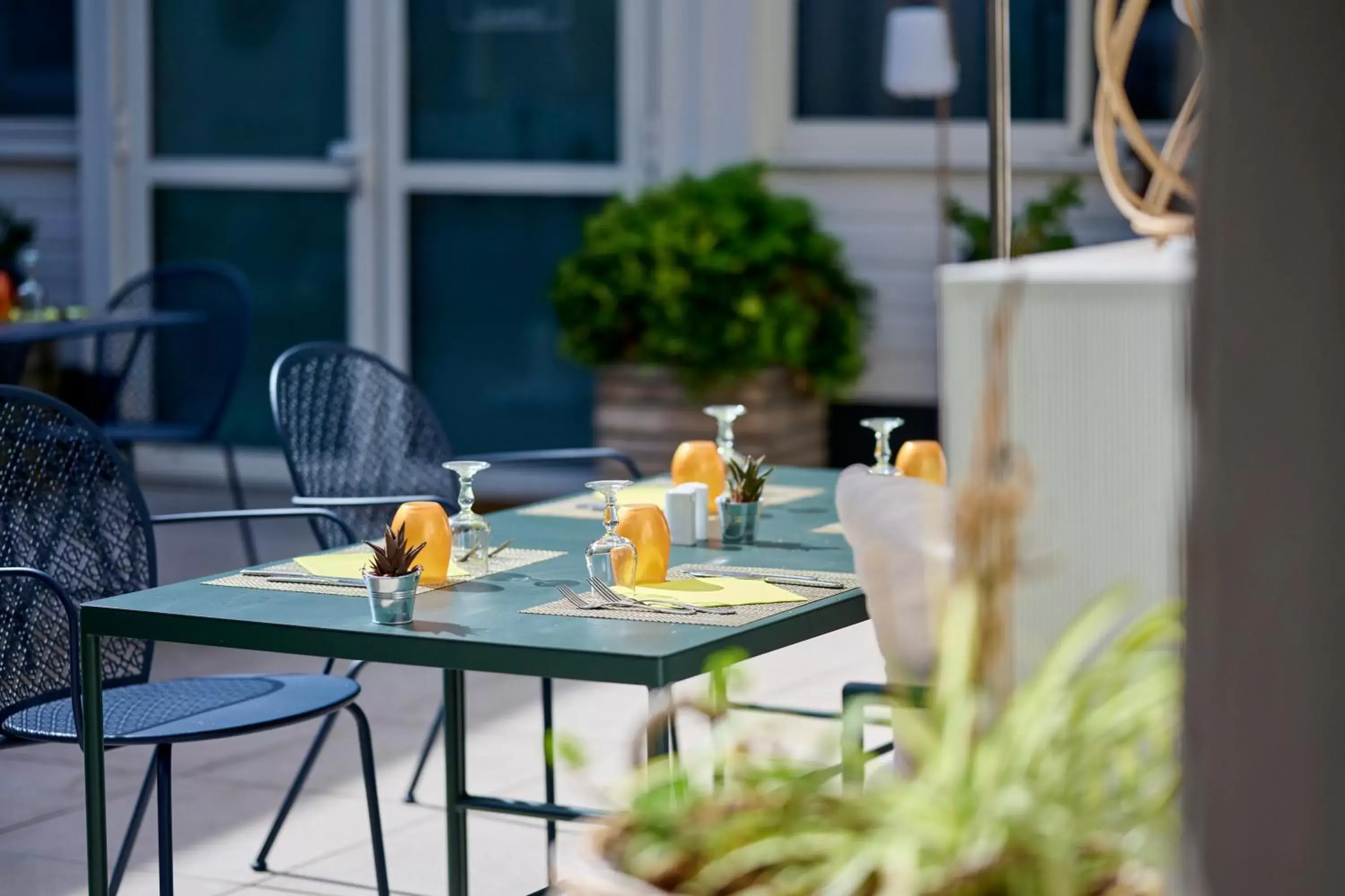 Balcony/Terrace, Restaurant/Places to Eat in The Originals Boutique, Hôtel La Colonne de Bronze, Saint-Valéry-sur-Somme (Inter-Hotel)