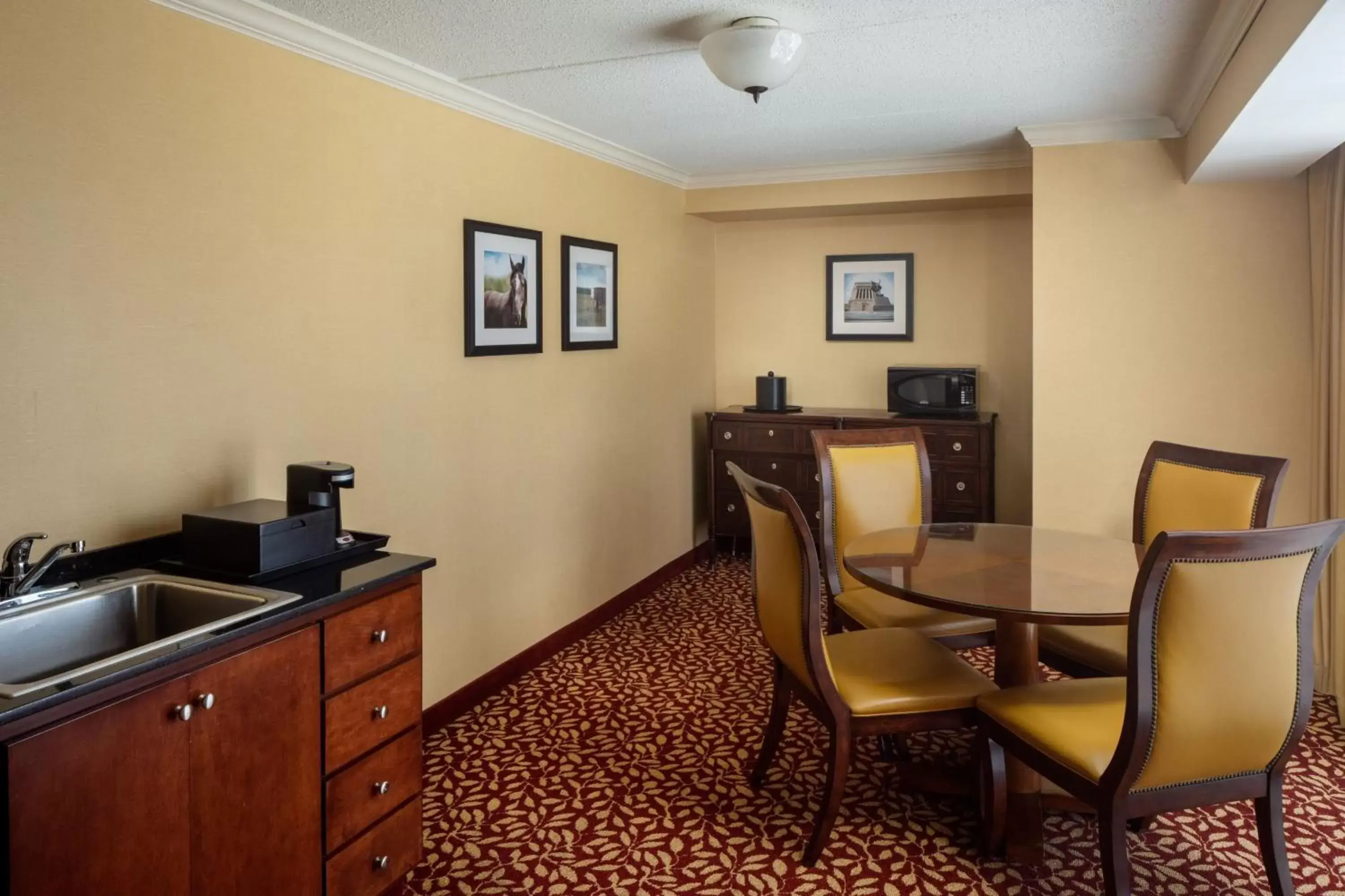 Bedroom in Indianapolis Marriott East