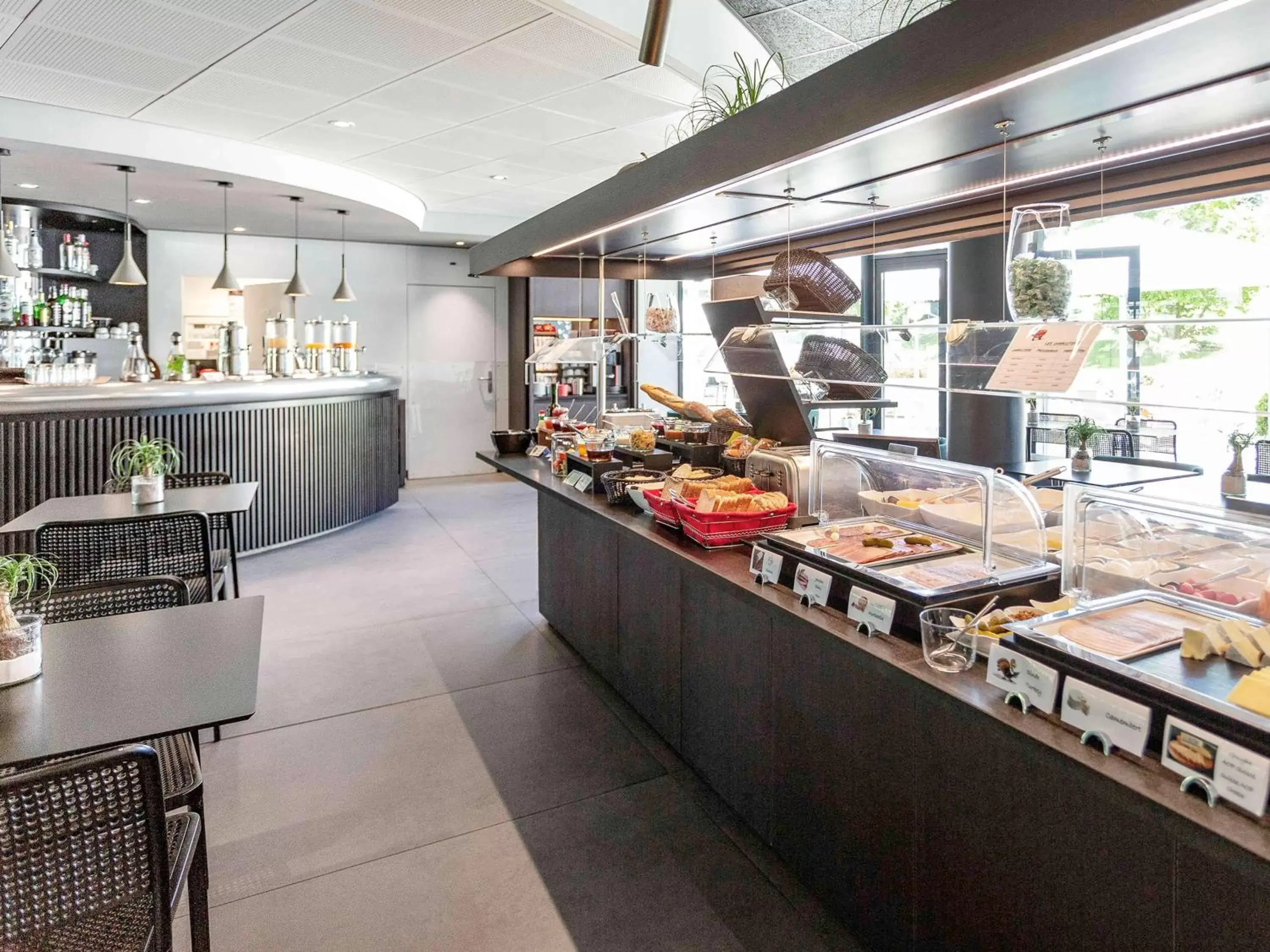 Restaurant/Places to Eat in Novotel Suites Genève Aéroport