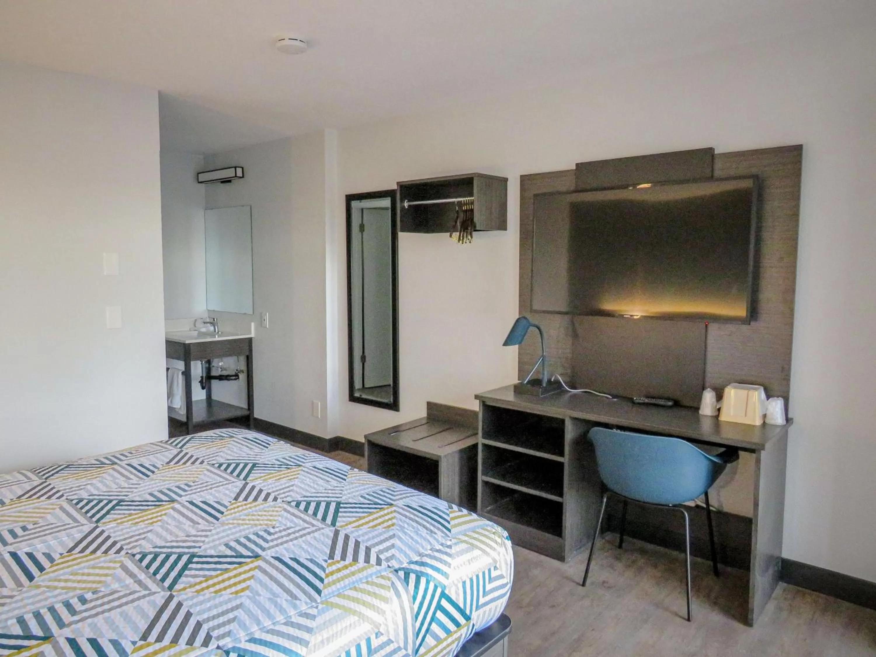 Photo of the whole room, Bed in Motel 6 Tigard, Or - Portland Southwest