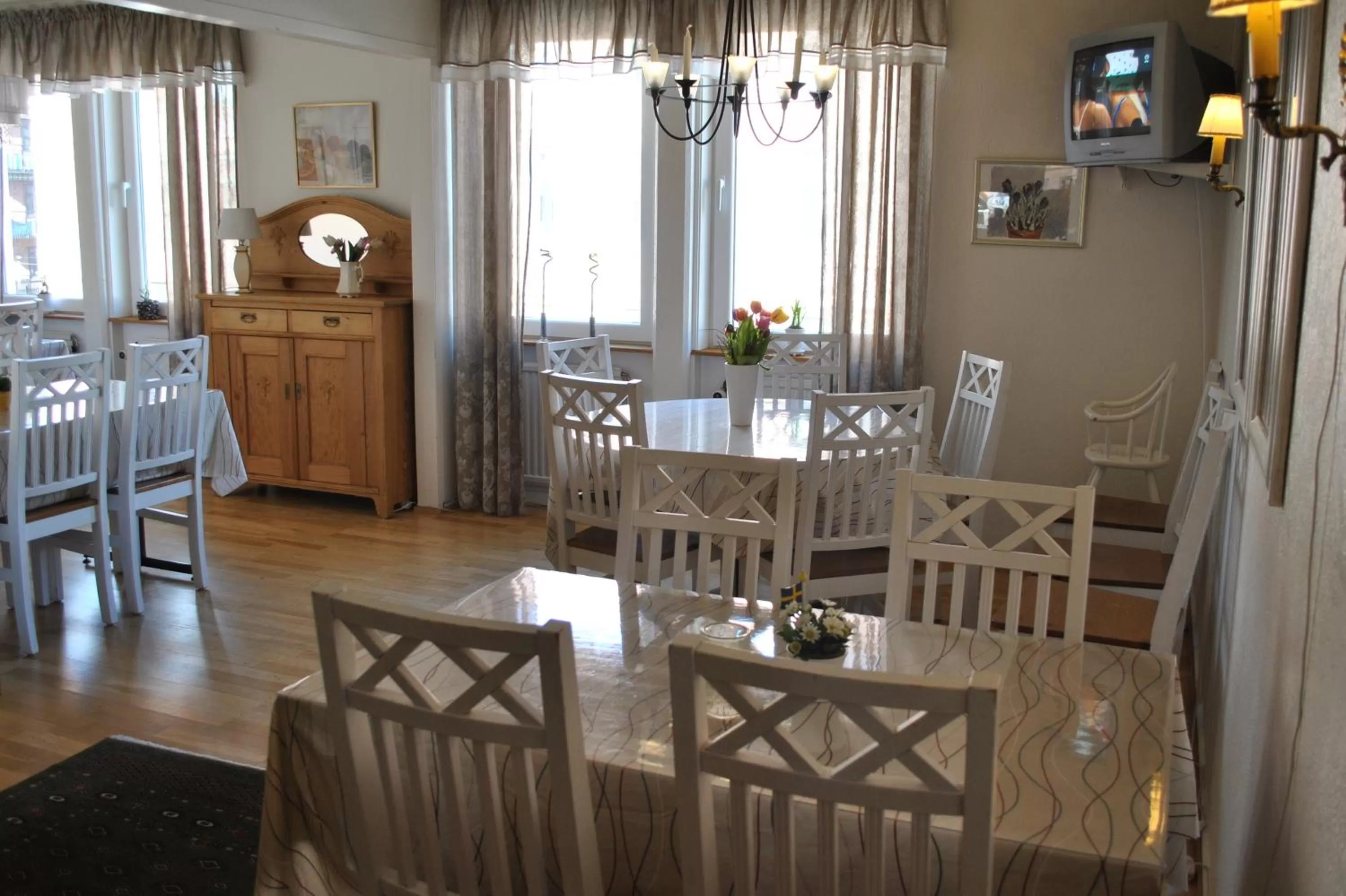 Communal lounge/ TV room in Solsta Hotell