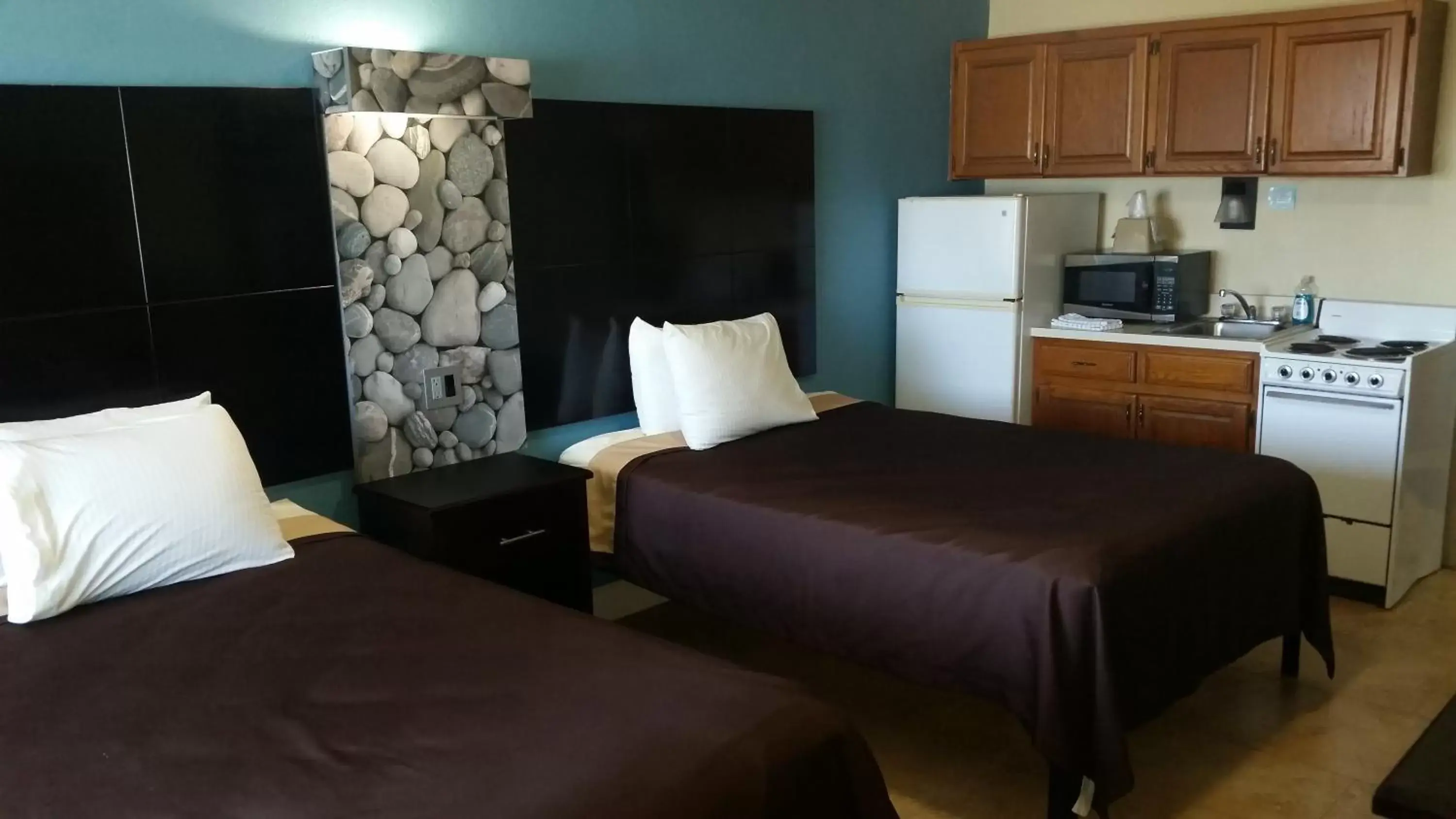 Kitchen or kitchenette, Bed in Driftwood Beach Motel