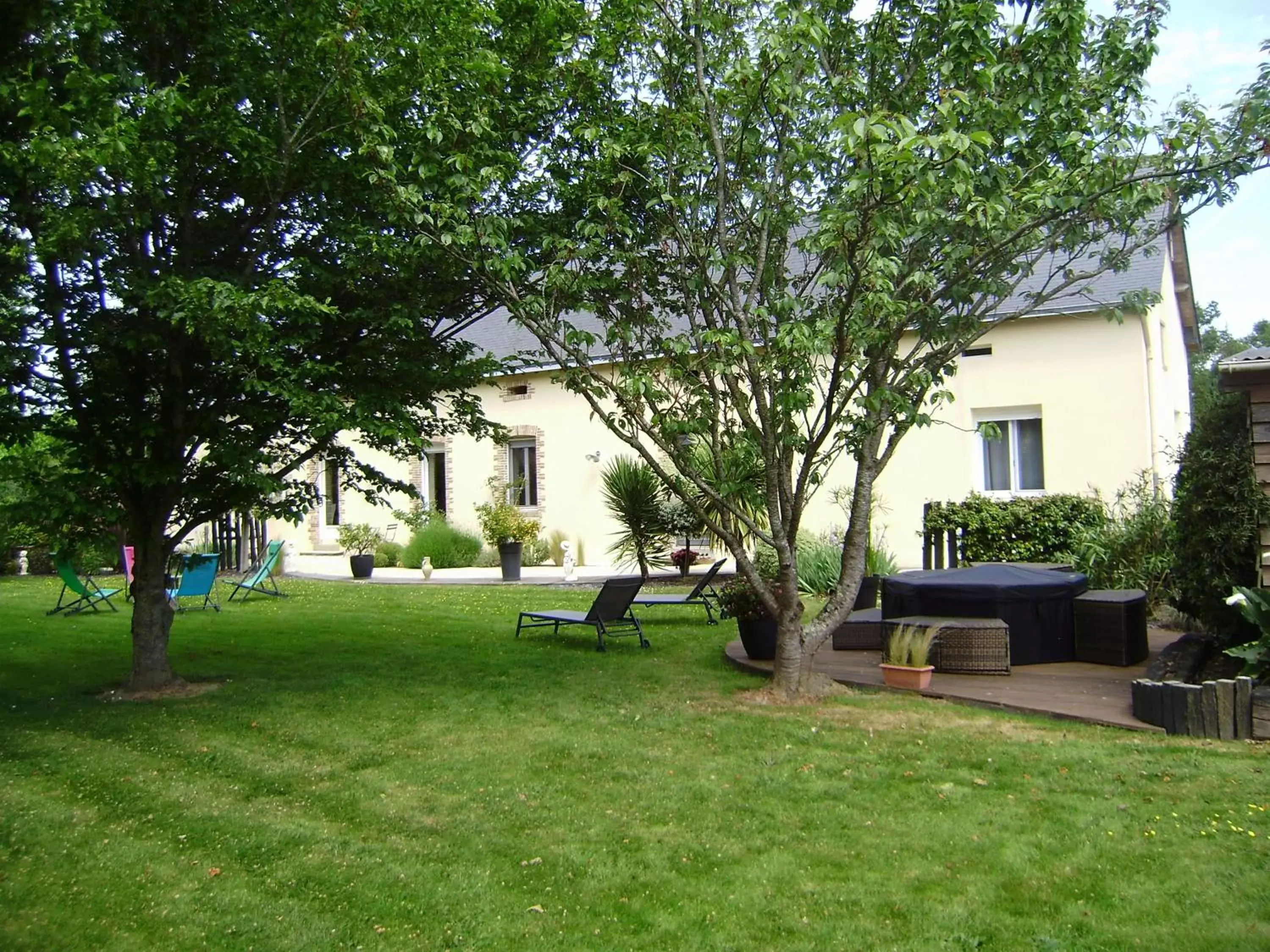 Property building, Garden in Chambres d'hôtes Mauvierges