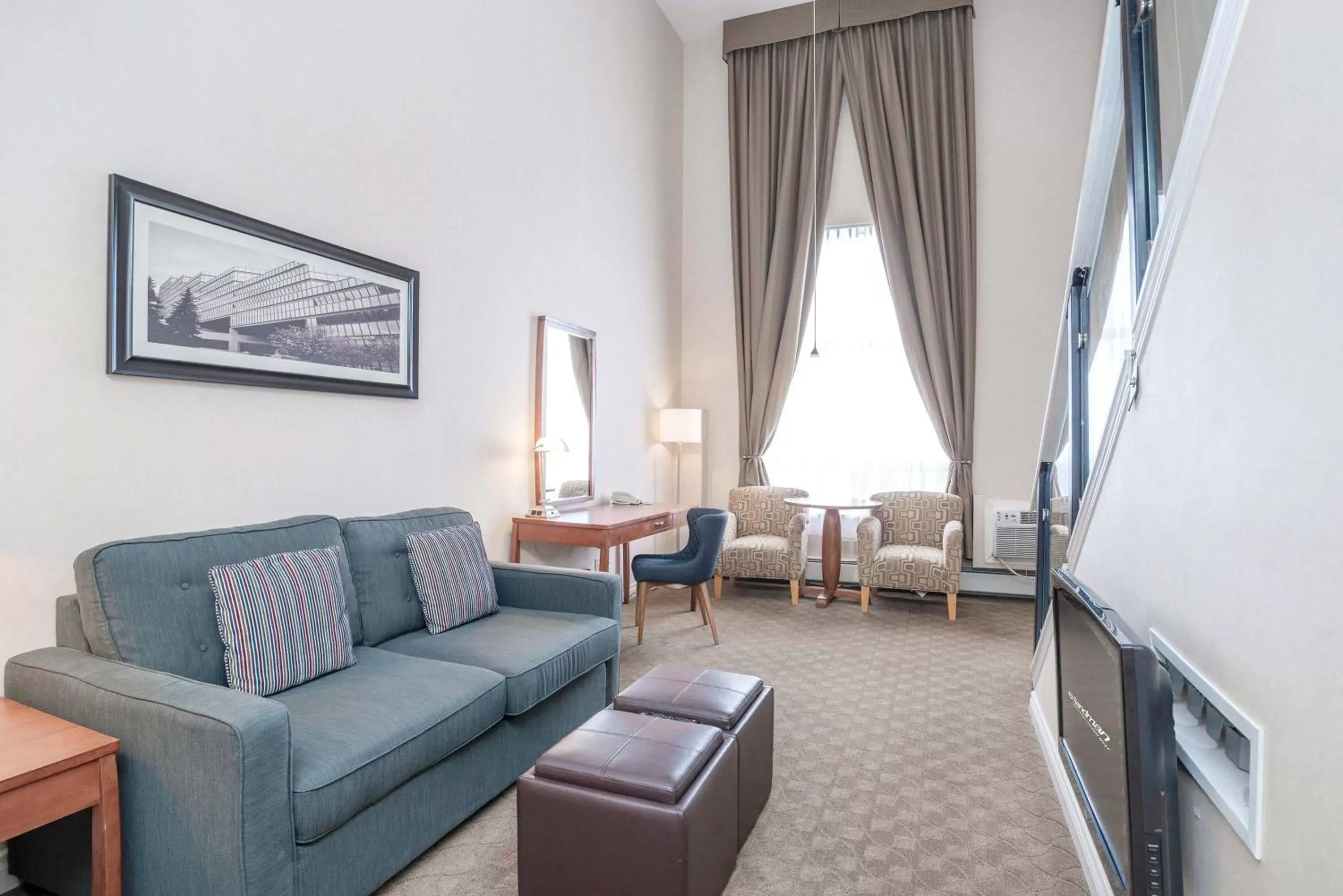 Photo of the whole room, Seating Area in Sandman Hotel & Suites Calgary West