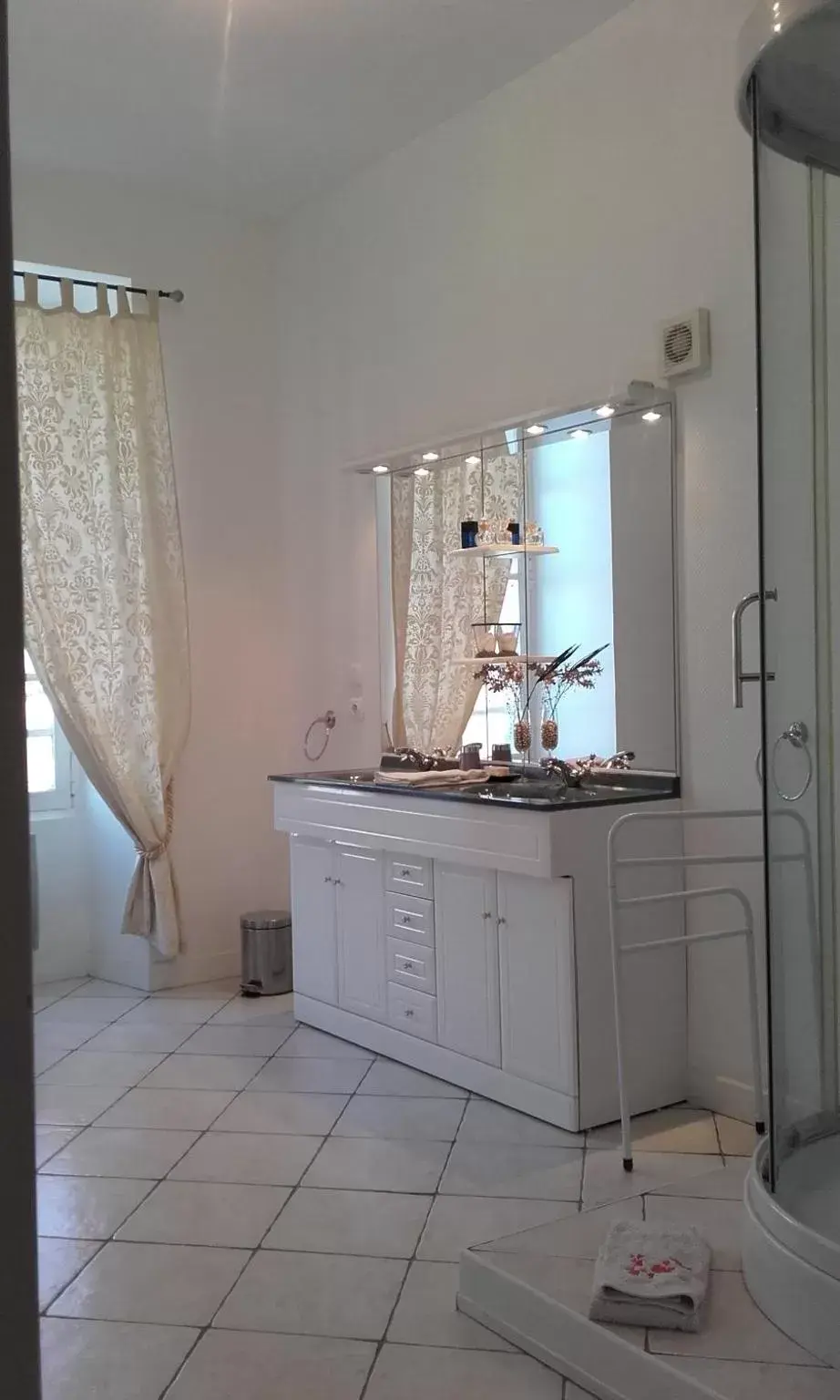 Bathroom, Kitchen/Kitchenette in chambres de charme "Florence"