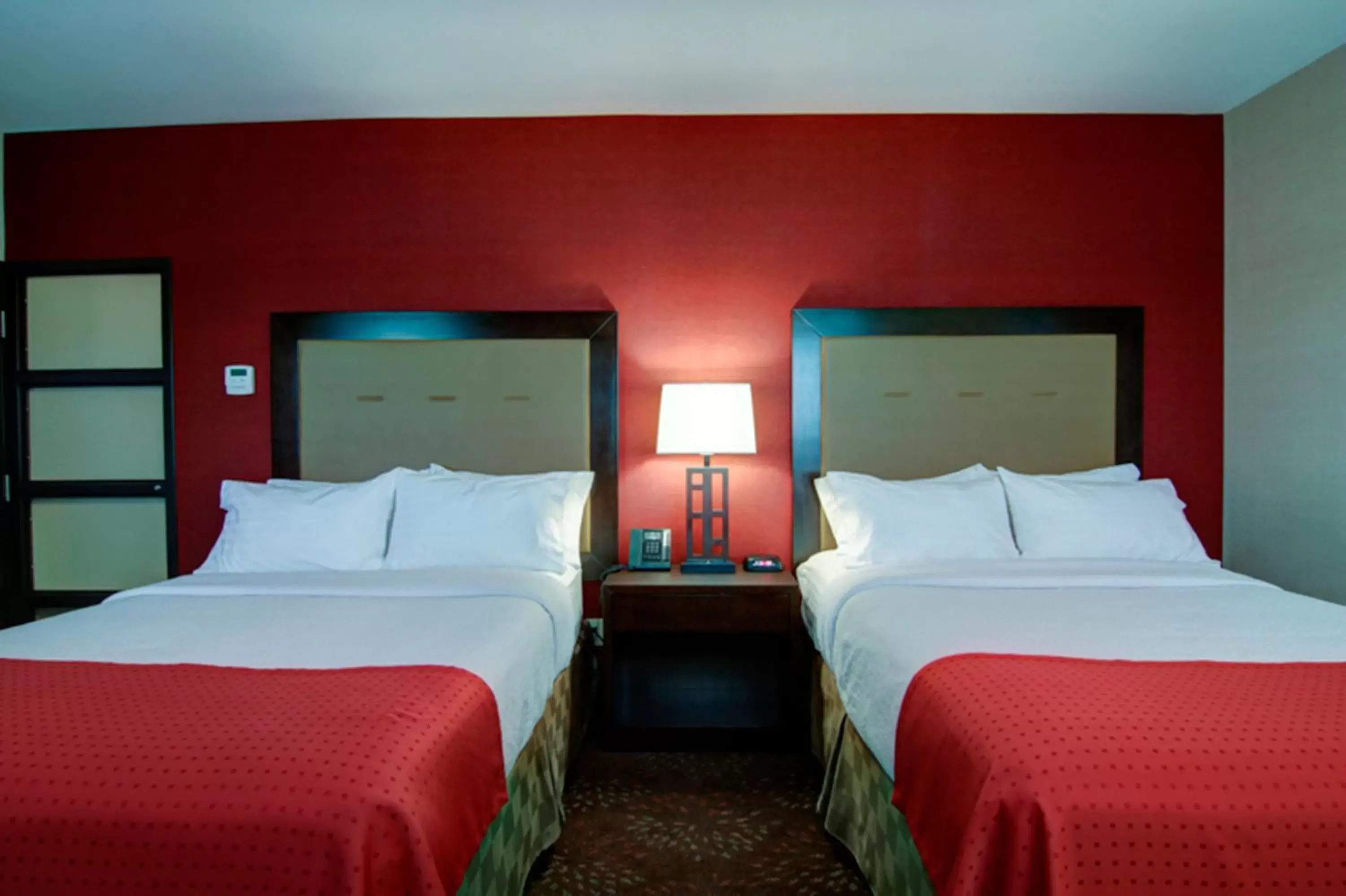 Photo of the whole room, Bed in Holiday Inn Hotel & Suites St.Catharines-Niagara, an IHG Hotel