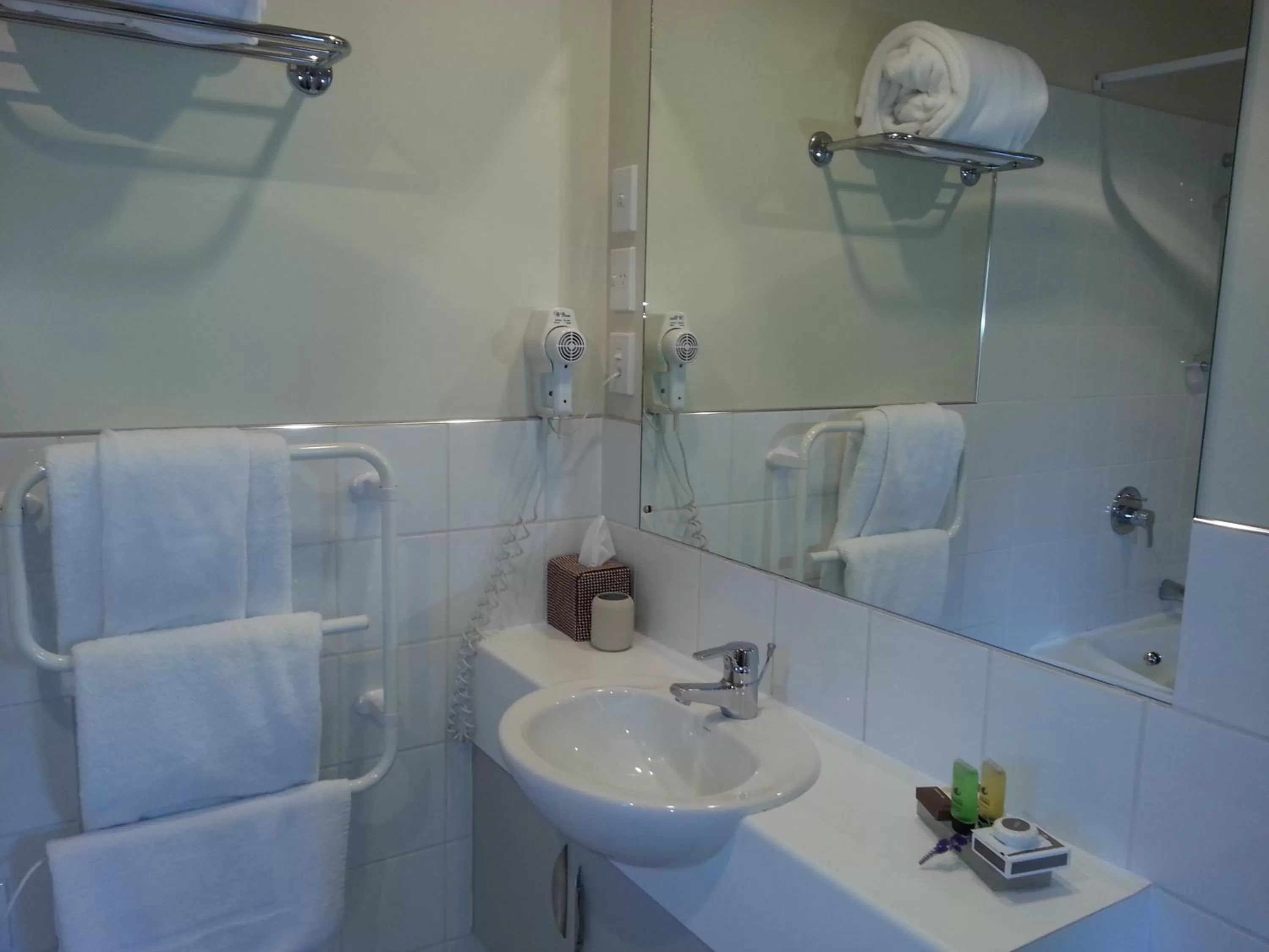 Bathroom in Cedar Grove Motor Lodge