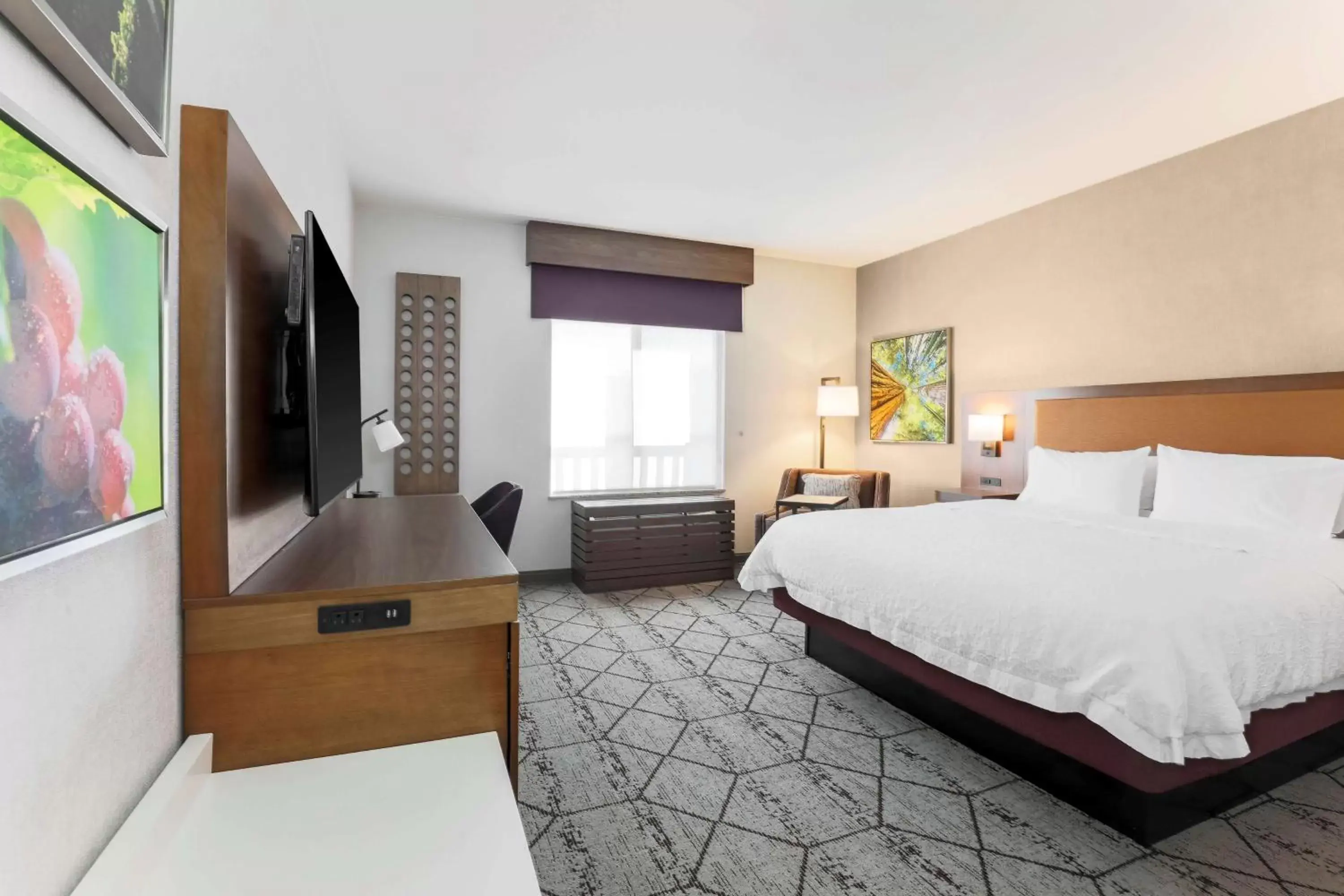 Bed in Hampton Inn & Suites Windsor-Sonoma Wine Country